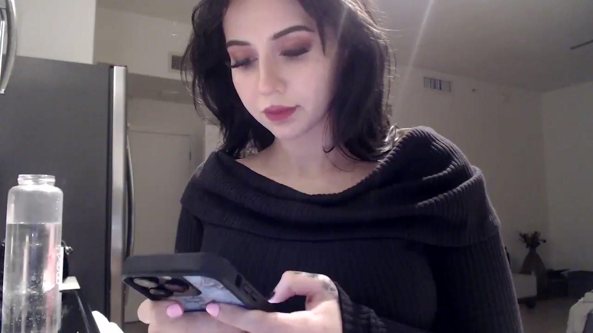 Gallery image thumbnail from hot_emo_girl's myfreecams stream on, 08/19/2024, 24:25 image 19 of 20
