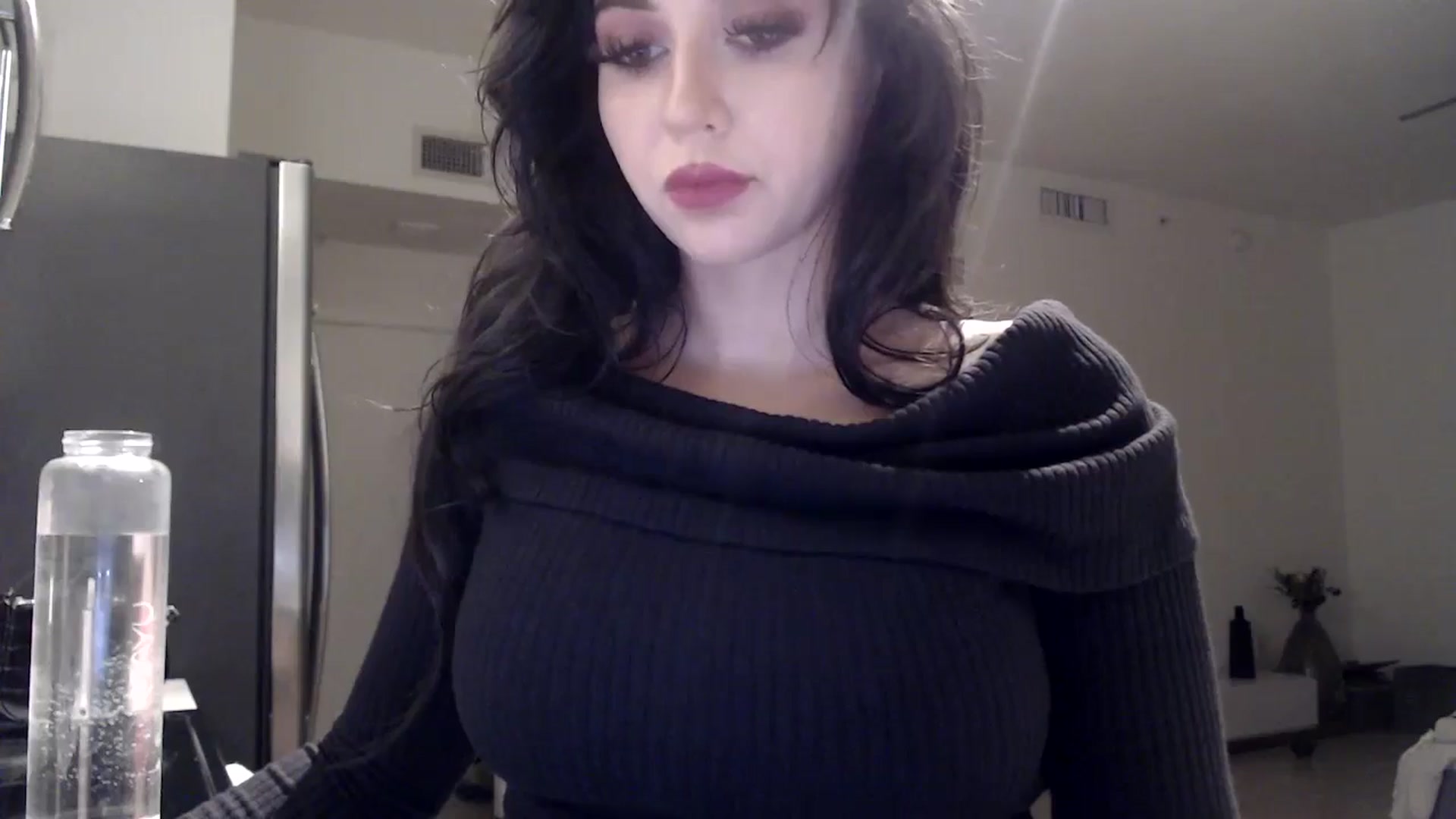 Gallery image thumbnail from hot_emo_girl's myfreecams stream on, 08/19/2024, 24:25 image 15 of 20