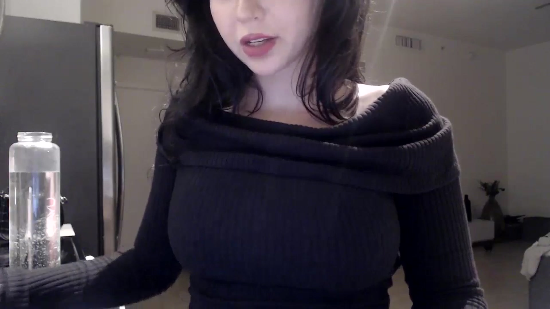 Gallery image thumbnail from hot_emo_girl's myfreecams stream on, 08/19/2024, 24:25 image 14 of 20