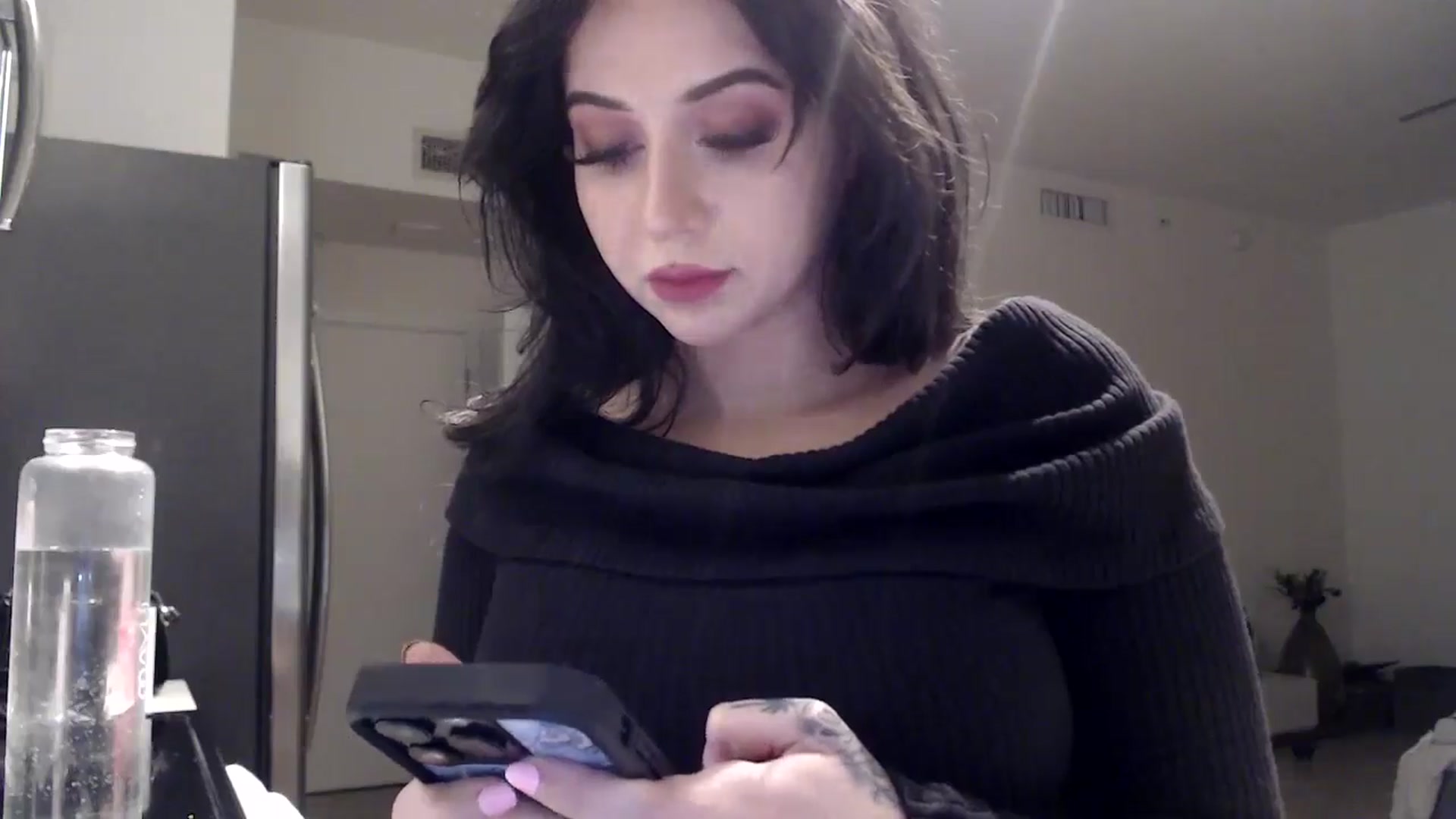 Gallery image thumbnail from hot_emo_girl's myfreecams stream on, 08/19/2024, 24:26 image 19 of 20