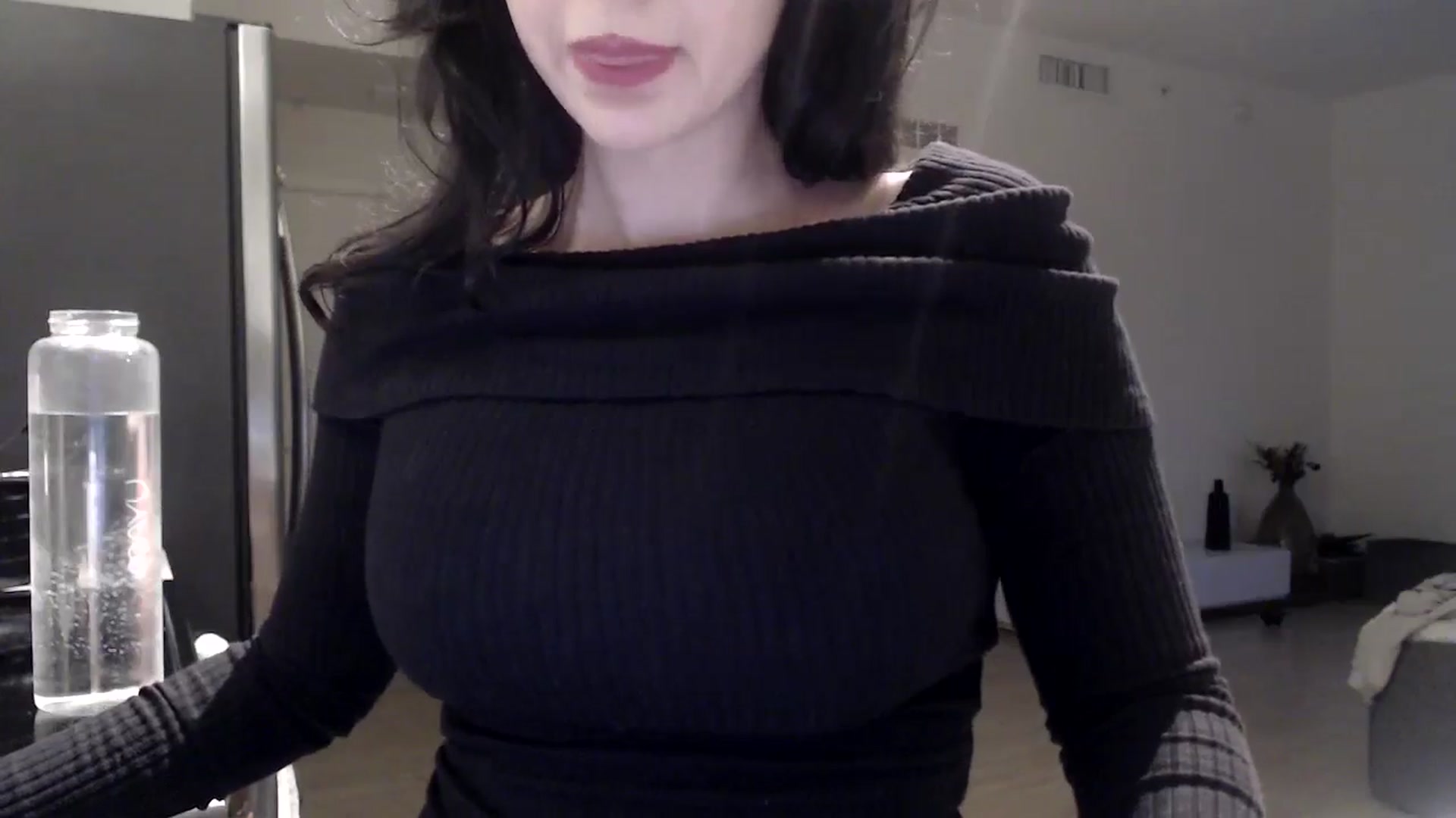 Gallery image thumbnail from hot_emo_girl's myfreecams stream on, 08/19/2024, 24:26 image 9 of 20