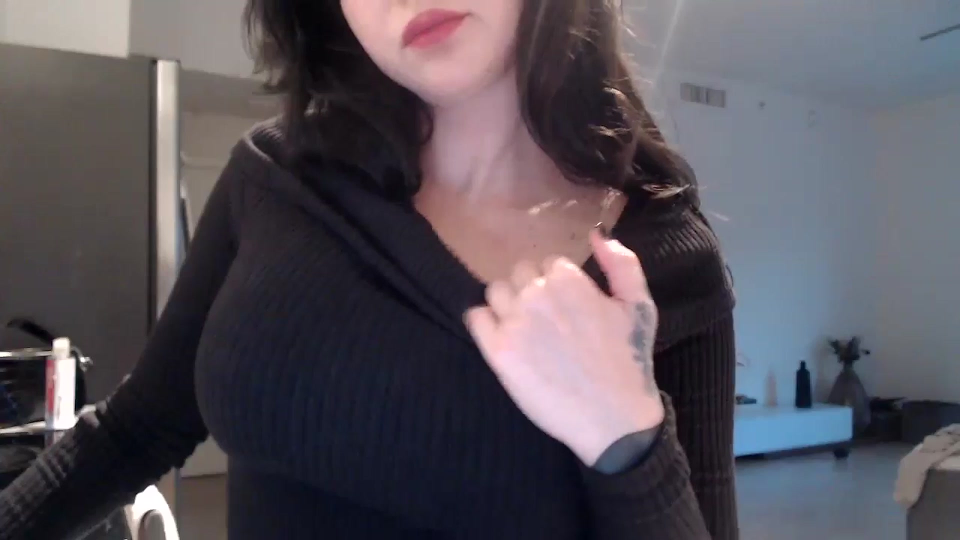 Gallery image thumbnail from hot_emo_girl's myfreecams stream on, 08/19/2024, 24:26 image 2 of 20