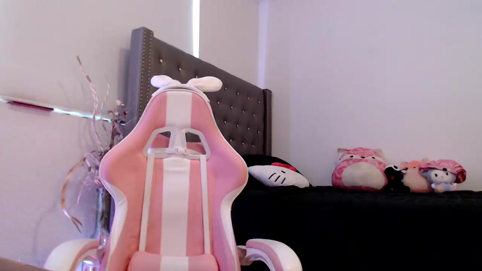 Gallery image thumbnail from hot_emo_girl's myfreecams stream on, 08/24/2024, 23:20 image 17 of 20