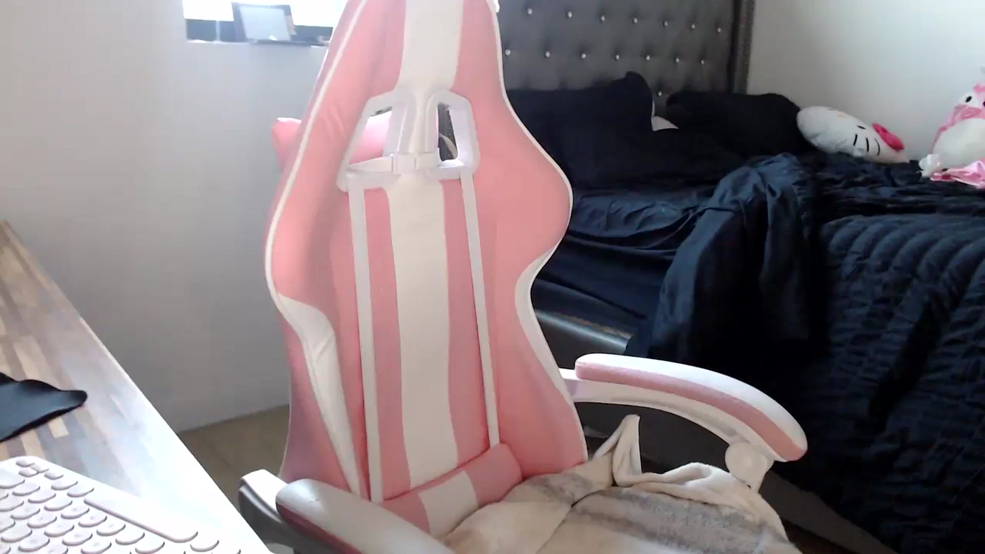Gallery image thumbnail from hot_emo_girl's myfreecams stream on, 08/30/2024, 23:27 image 10 of 20