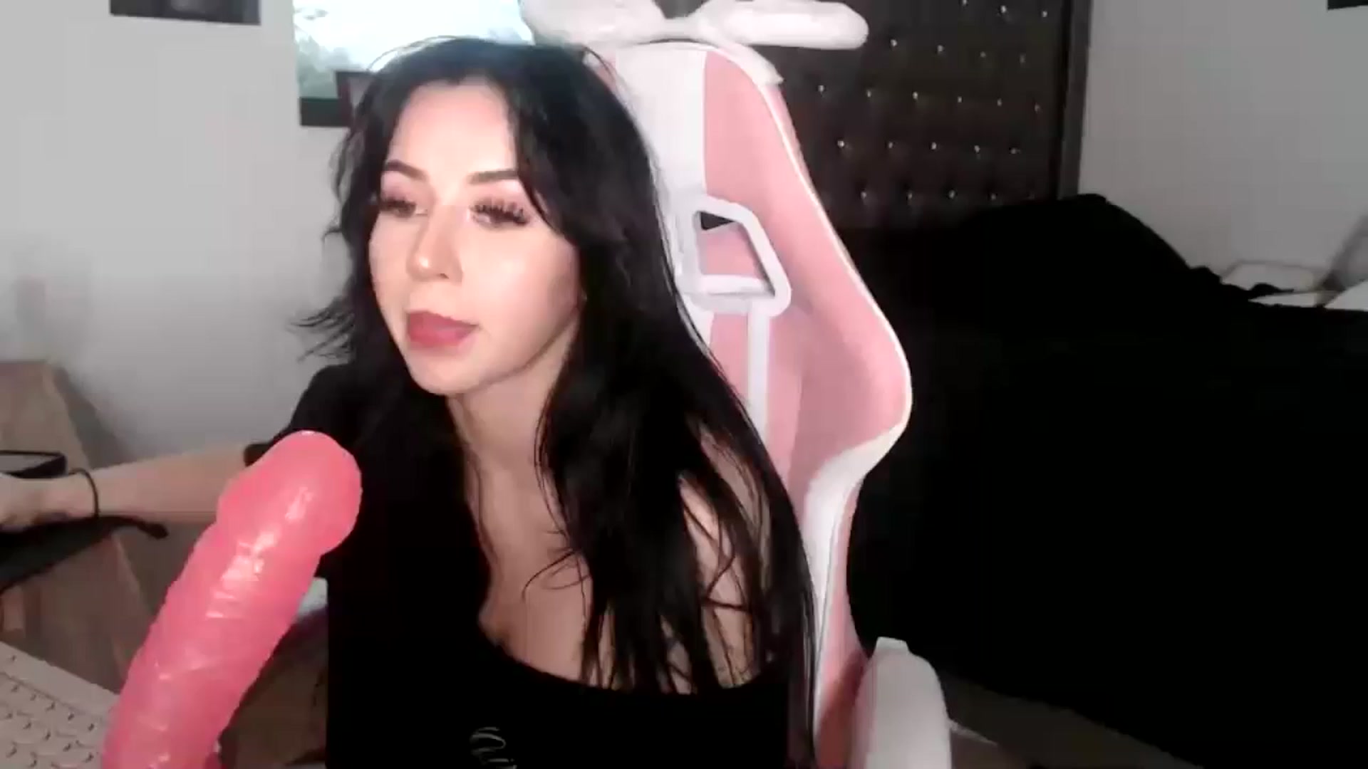 Gallery image thumbnail from hot_emo_girl's myfreecams stream on, 09/10/2024, 23:09 image 10 of 20
