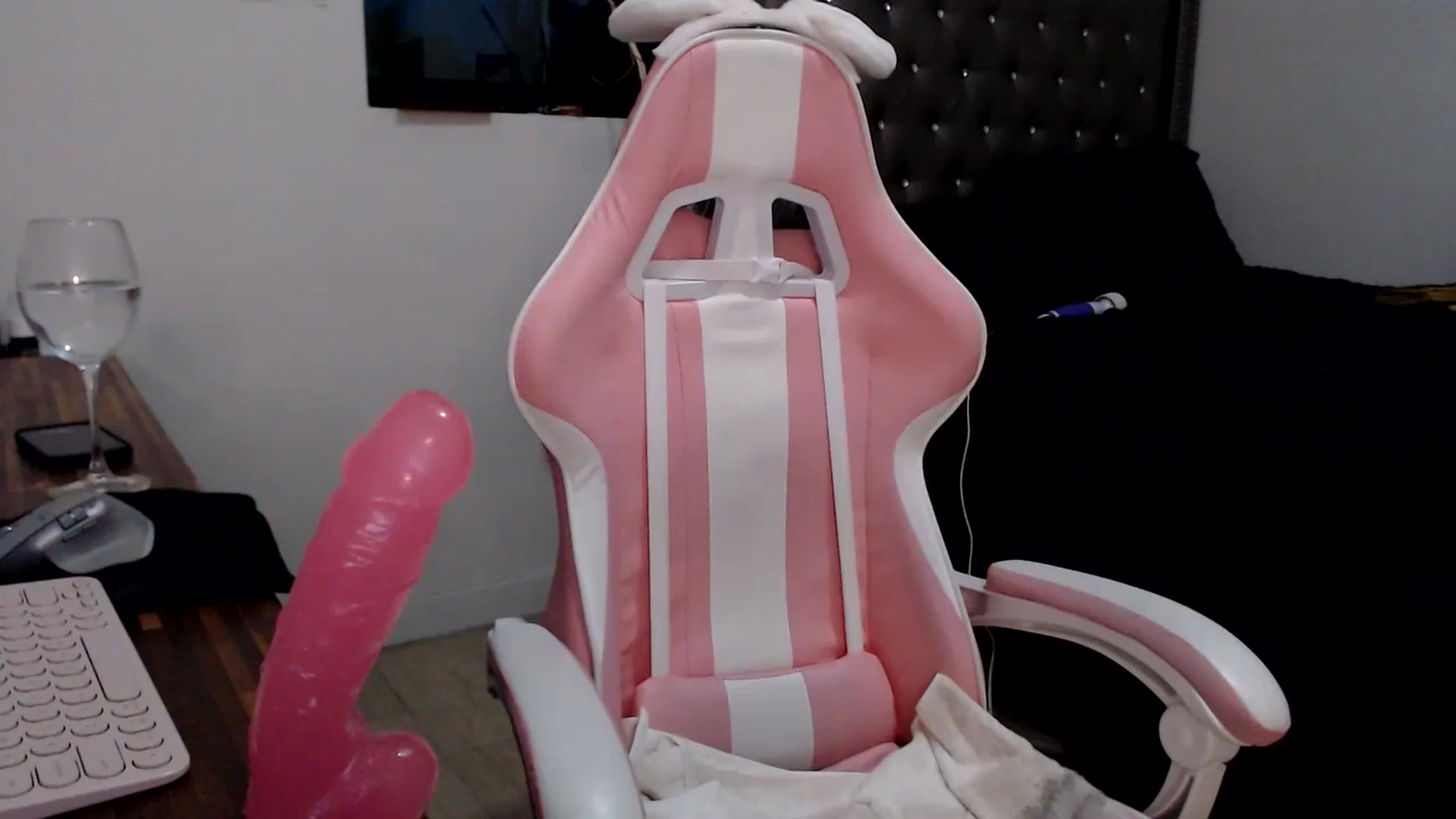 Gallery image thumbnail from hot_emo_girl's myfreecams stream on, 09/13/2024, 24:25 image 15 of 20