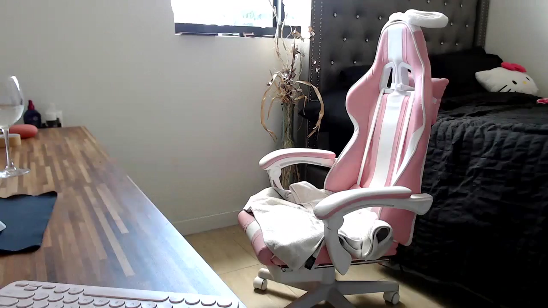 Gallery image thumbnail from hot_emo_girl's myfreecams stream on, 09/13/2024, 16:42 image 18 of 20