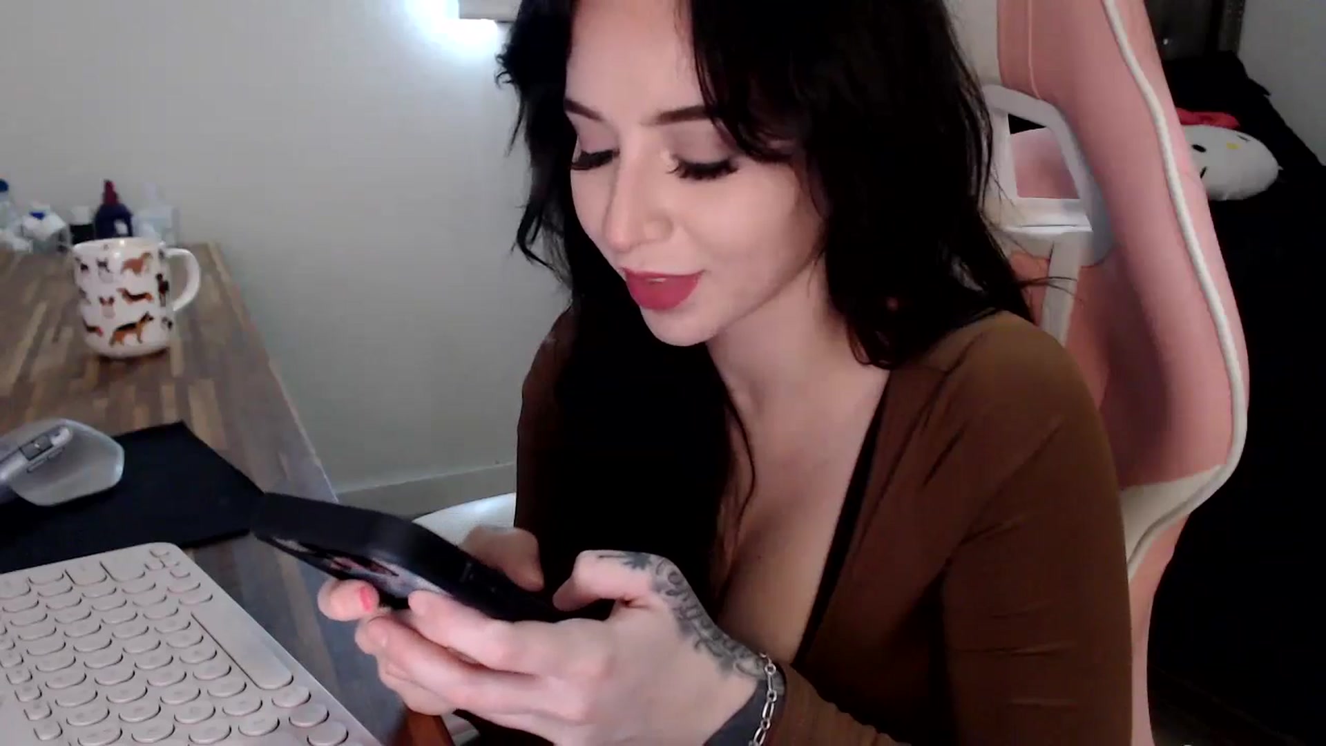 Gallery image thumbnail from hot_emo_girl's myfreecams stream on, 09/19/2024, 22:45 image 18 of 20