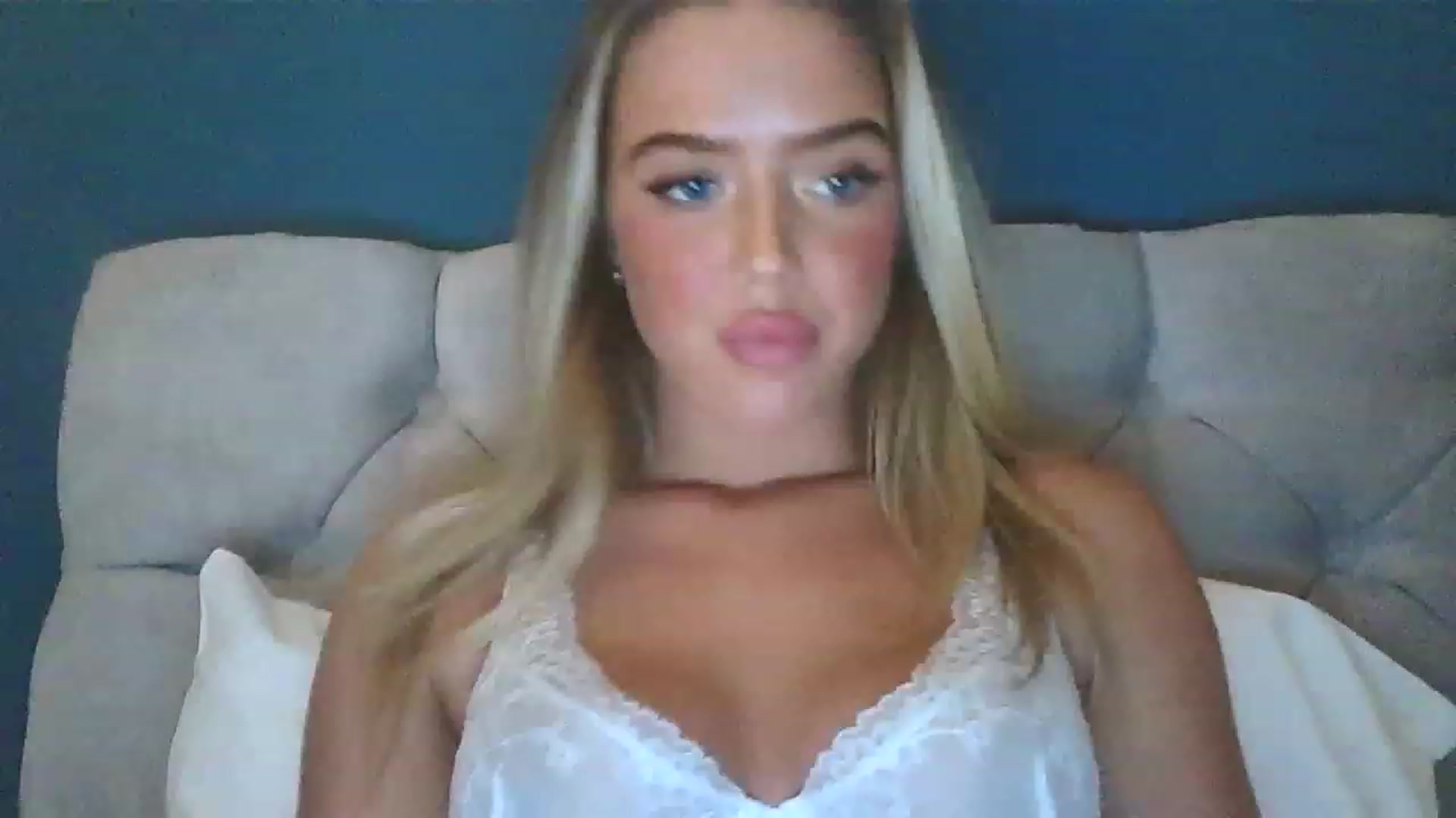 Gallery image thumbnail from hotbaby08's myfreecams stream on, 03/14/2023, 19:00 image 17 of 20