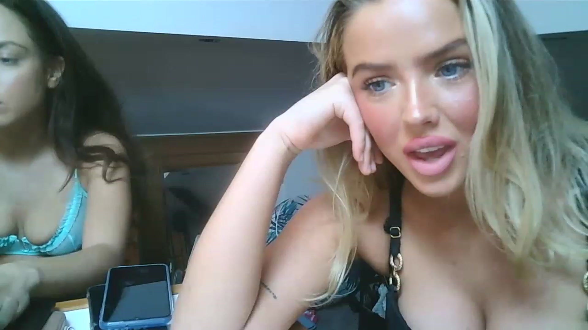 Gallery image thumbnail from hotbaby08's myfreecams stream on, 03/29/2023, 13:16 image 3 of 20