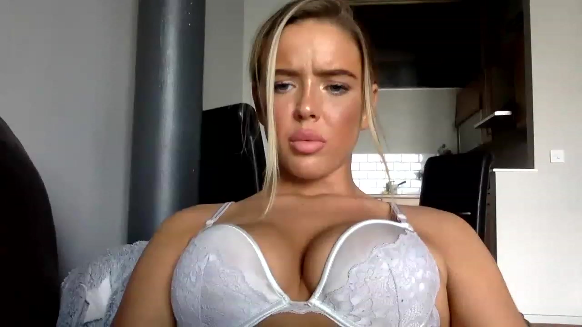 Gallery image thumbnail from hotbaby08's myfreecams stream on, 04/06/2023, 16:03 image 15 of 20
