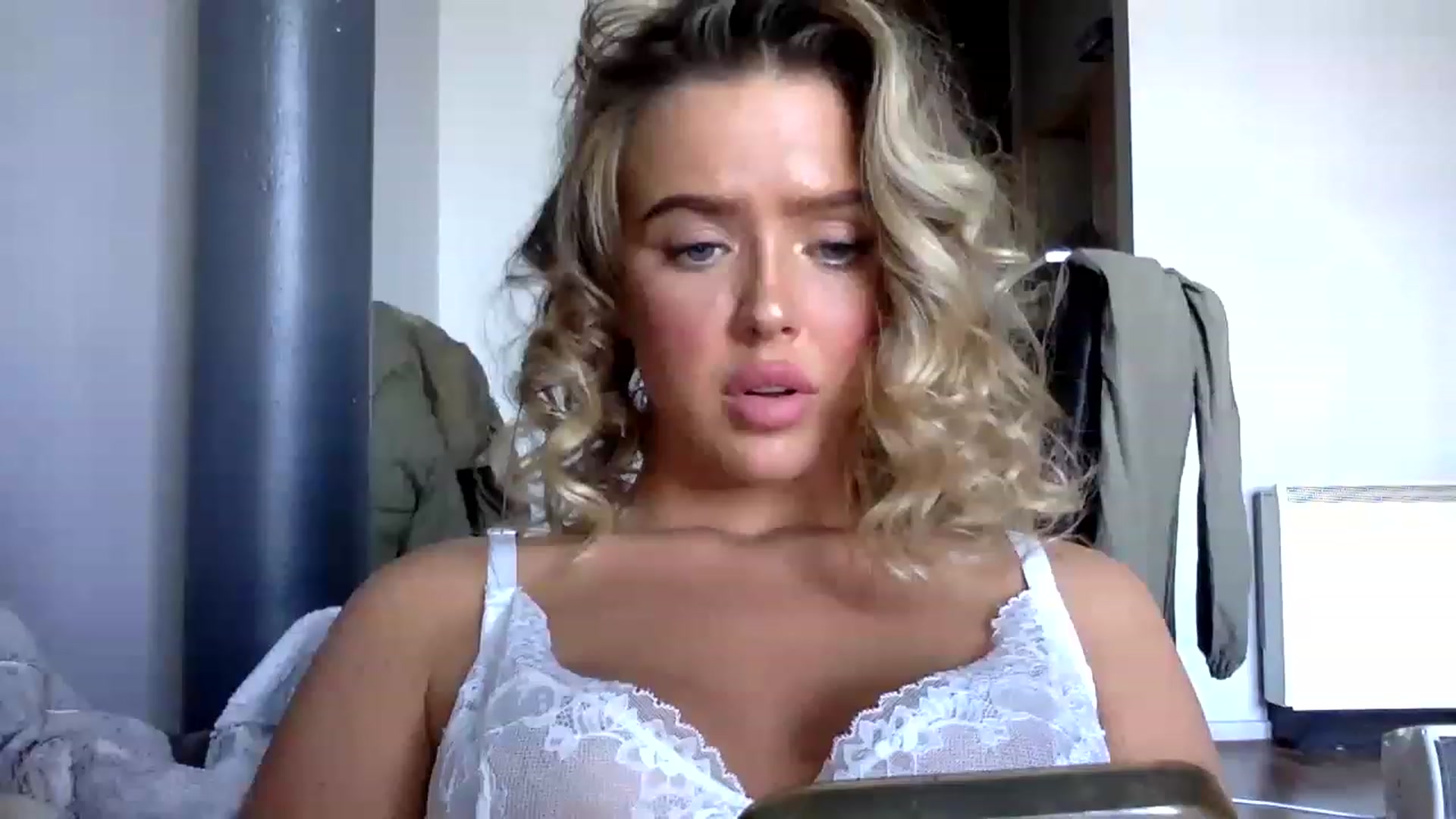 Gallery image thumbnail from hotbaby08's myfreecams stream on, 04/07/2023, 17:28 image 15 of 20