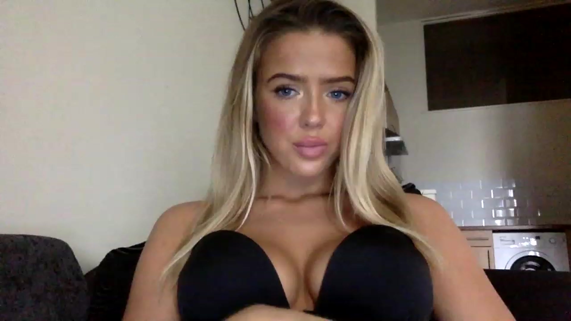 Gallery image thumbnail from hotbaby08's myfreecams stream on, 04/12/2023, 10:52 image 2 of 20