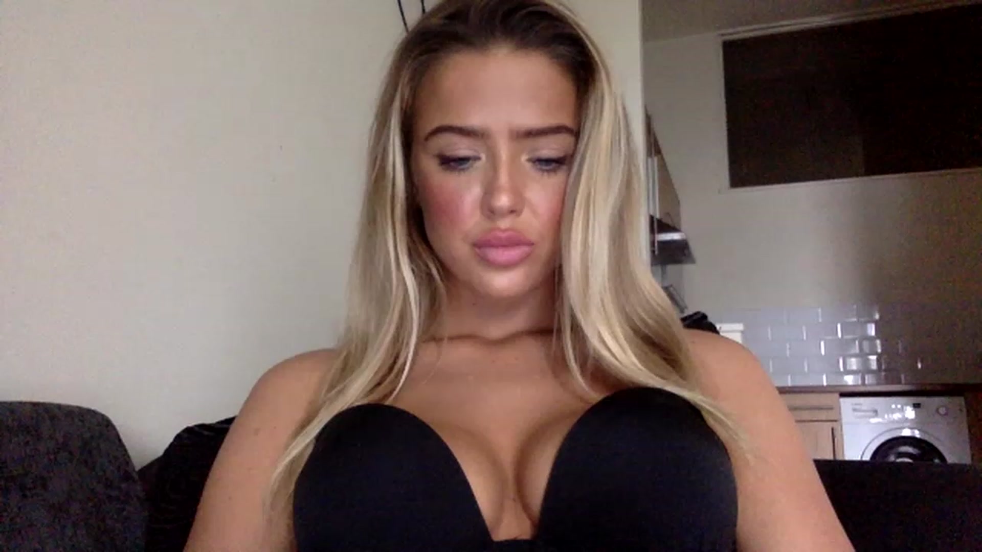 Gallery image thumbnail from hotbaby08's myfreecams stream on, 04/12/2023, 10:52 image 3 of 20
