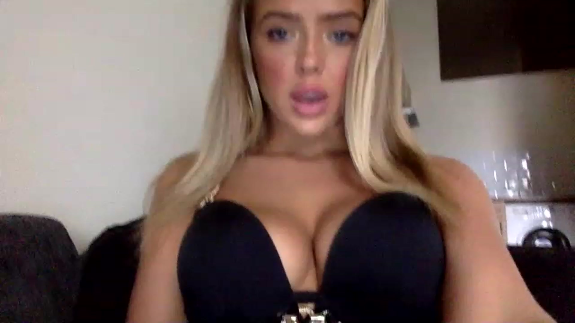 Gallery image thumbnail from hotbaby08's myfreecams stream on, 04/12/2023, 10:52 image 20 of 20