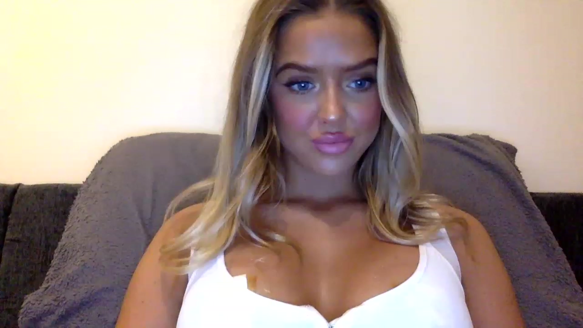 Gallery image thumbnail from hotbaby08's myfreecams stream on, 04/28/2023, 11:56 image 6 of 20