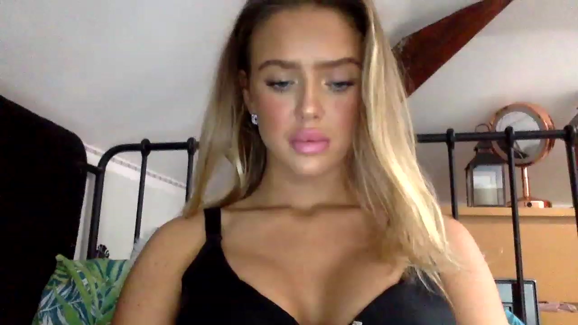 Gallery image thumbnail from hotbaby08's myfreecams stream on, 05/11/2023, 10:27 image 8 of 20