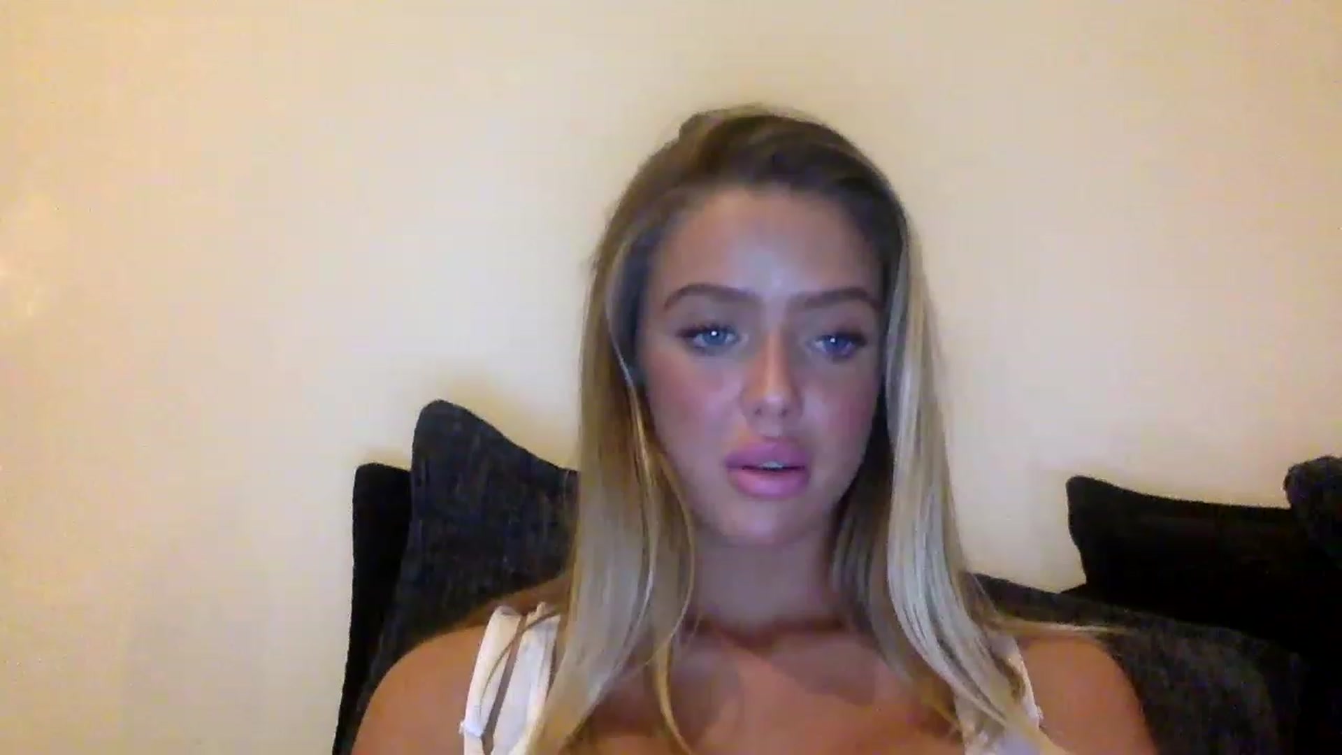 Gallery image thumbnail from hotbaby08's myfreecams stream on, 05/12/2023, 20:53 image 4 of 20