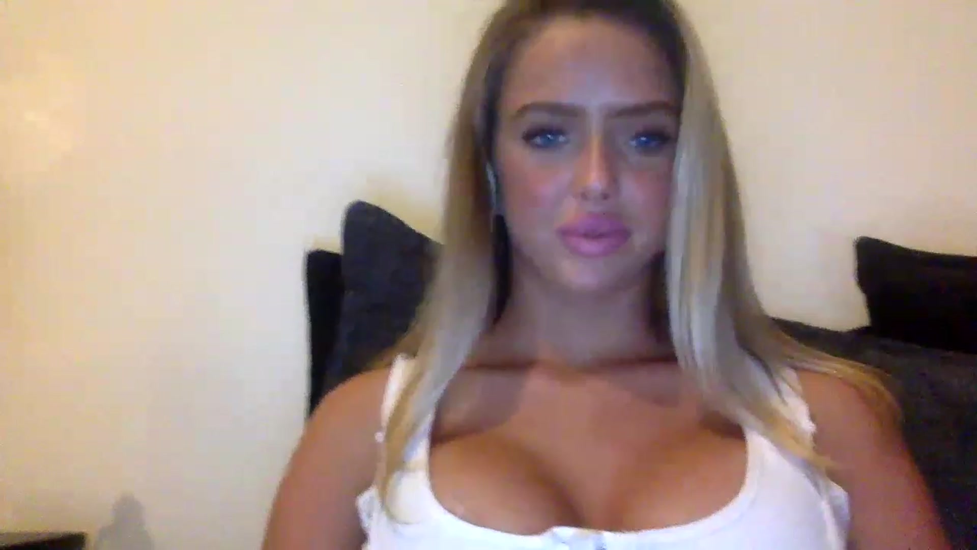 Gallery image thumbnail from hotbaby08's myfreecams stream on, 05/12/2023, 20:53 image 6 of 20