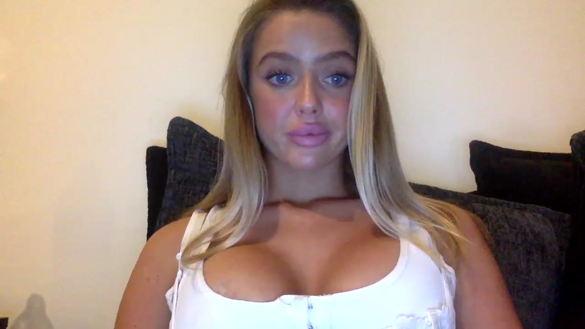 Gallery image thumbnail from hotbaby08's myfreecams stream on, 05/12/2023, 20:53 image 8 of 20