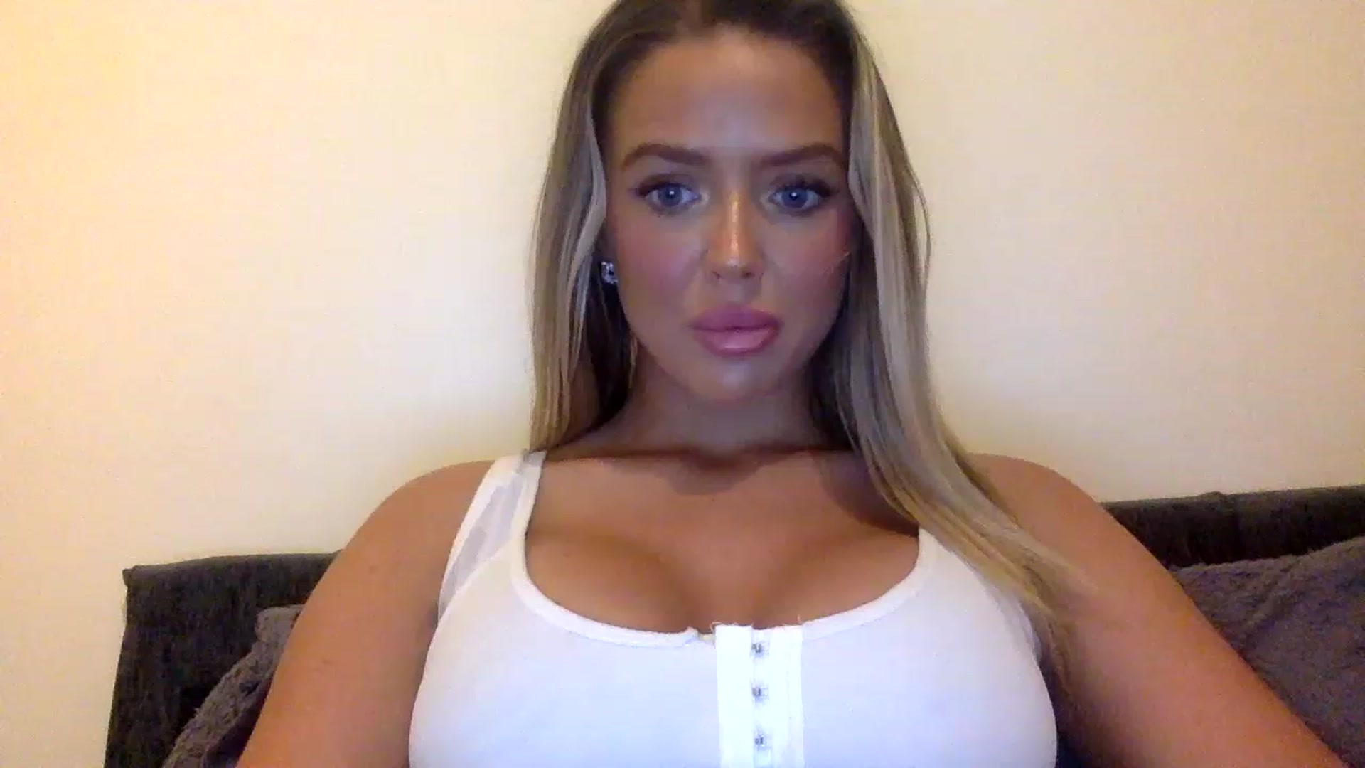 Gallery image thumbnail from hotbaby08's myfreecams stream on, 05/15/2023, 10:51 image 16 of 20