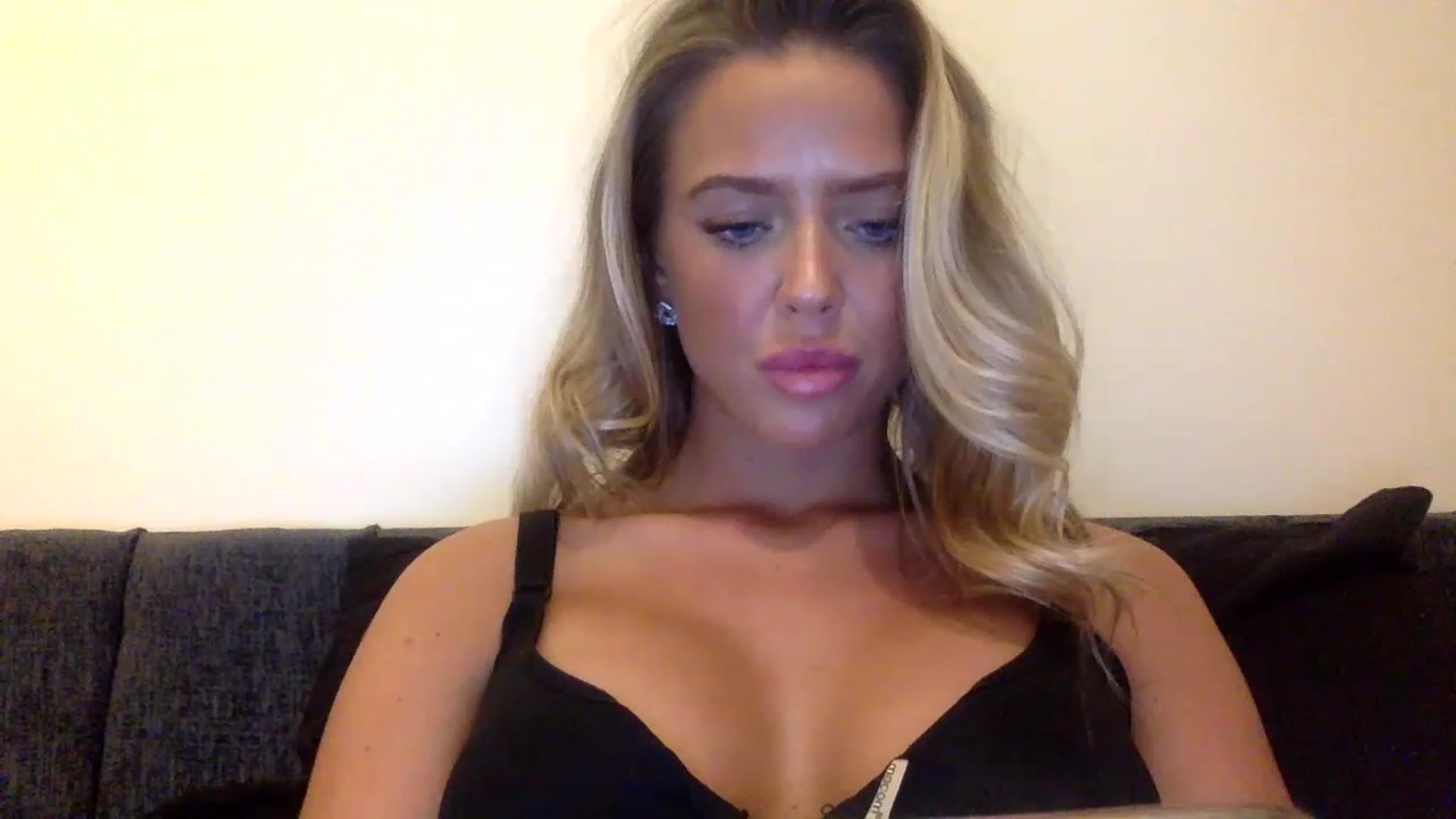 Gallery image thumbnail from hotbaby08's myfreecams stream on, 05/17/2023, 16:15 image 17 of 20