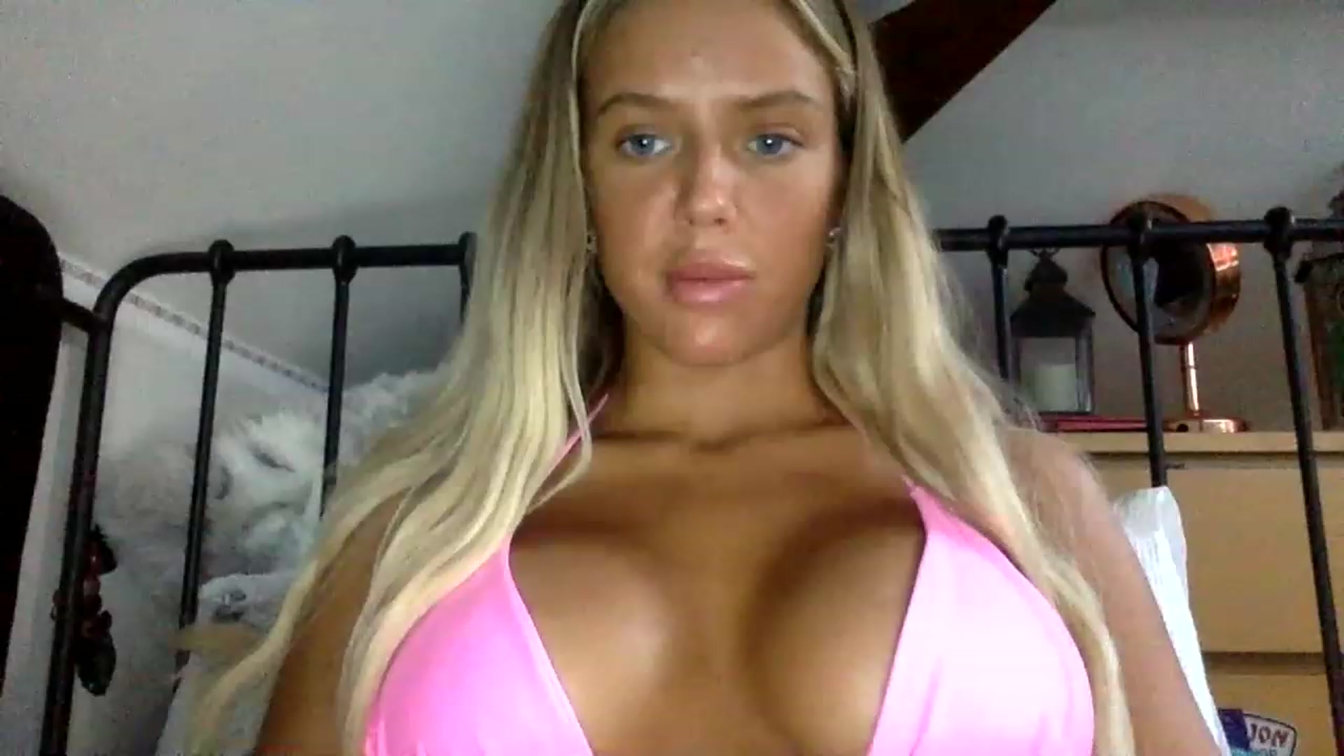 Gallery image thumbnail from hotbaby08's myfreecams stream on, 06/15/2023, 07:11 image 4 of 20