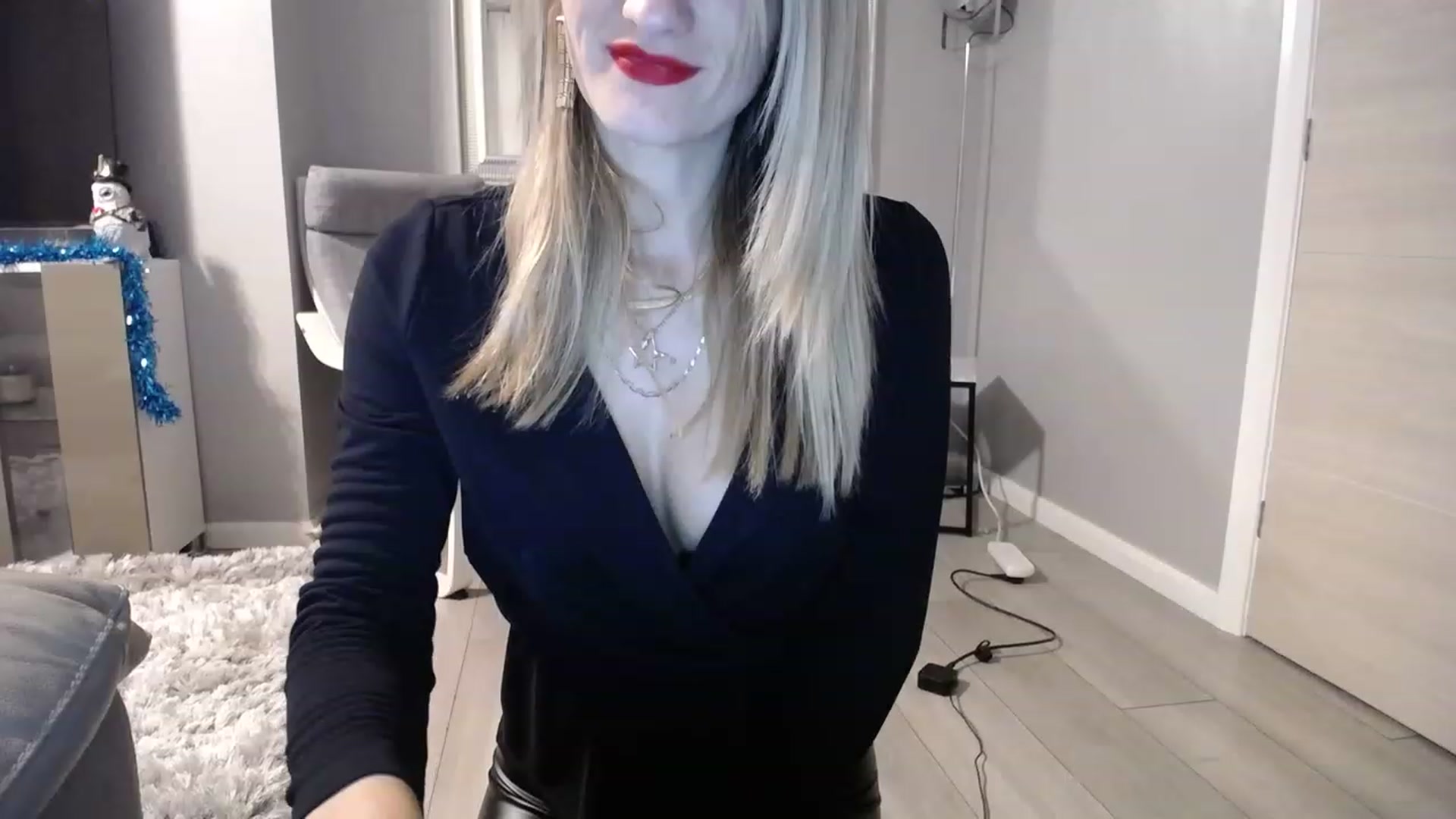 Gallery image thumbnail from hotjessyca91's myfreecams stream on, 12/24/2022, 22:02 image 12 of 20