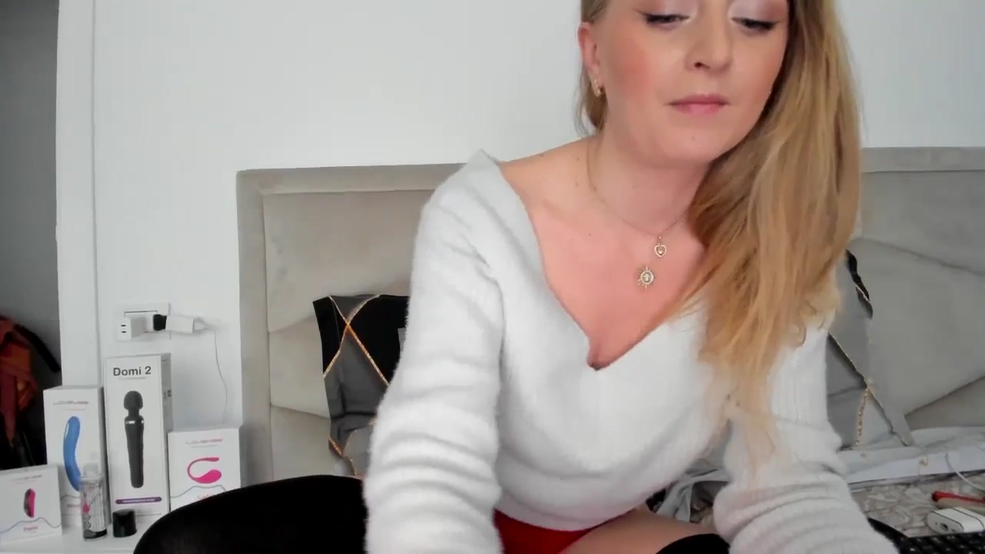 Gallery image thumbnail from hottieella's myfreecams stream on, 04/17/2024, 15:19 image 4 of 20