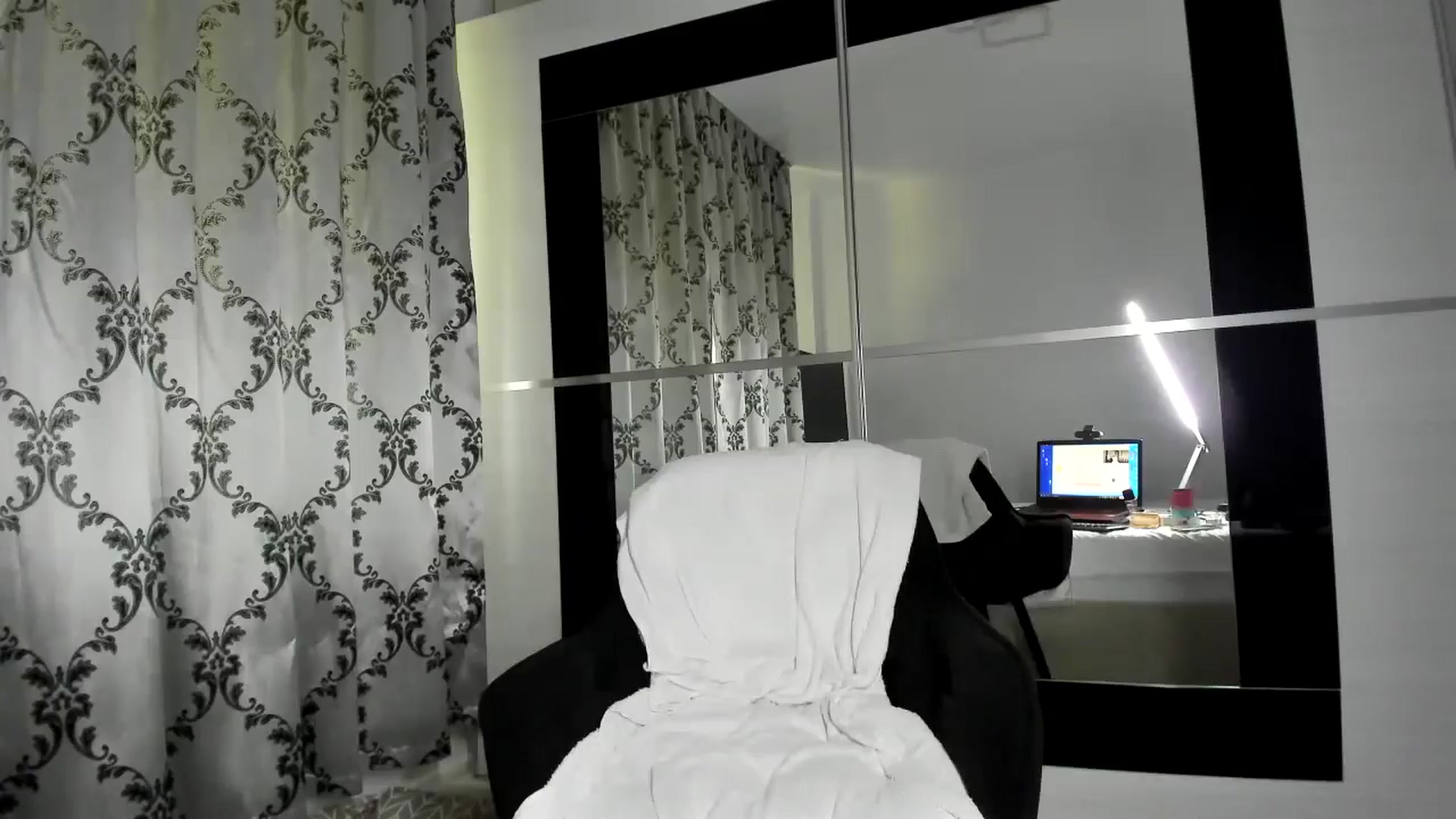 Gallery image thumbnail from hottieella's myfreecams stream on, 07/31/2024, 13:50 image 16 of 20