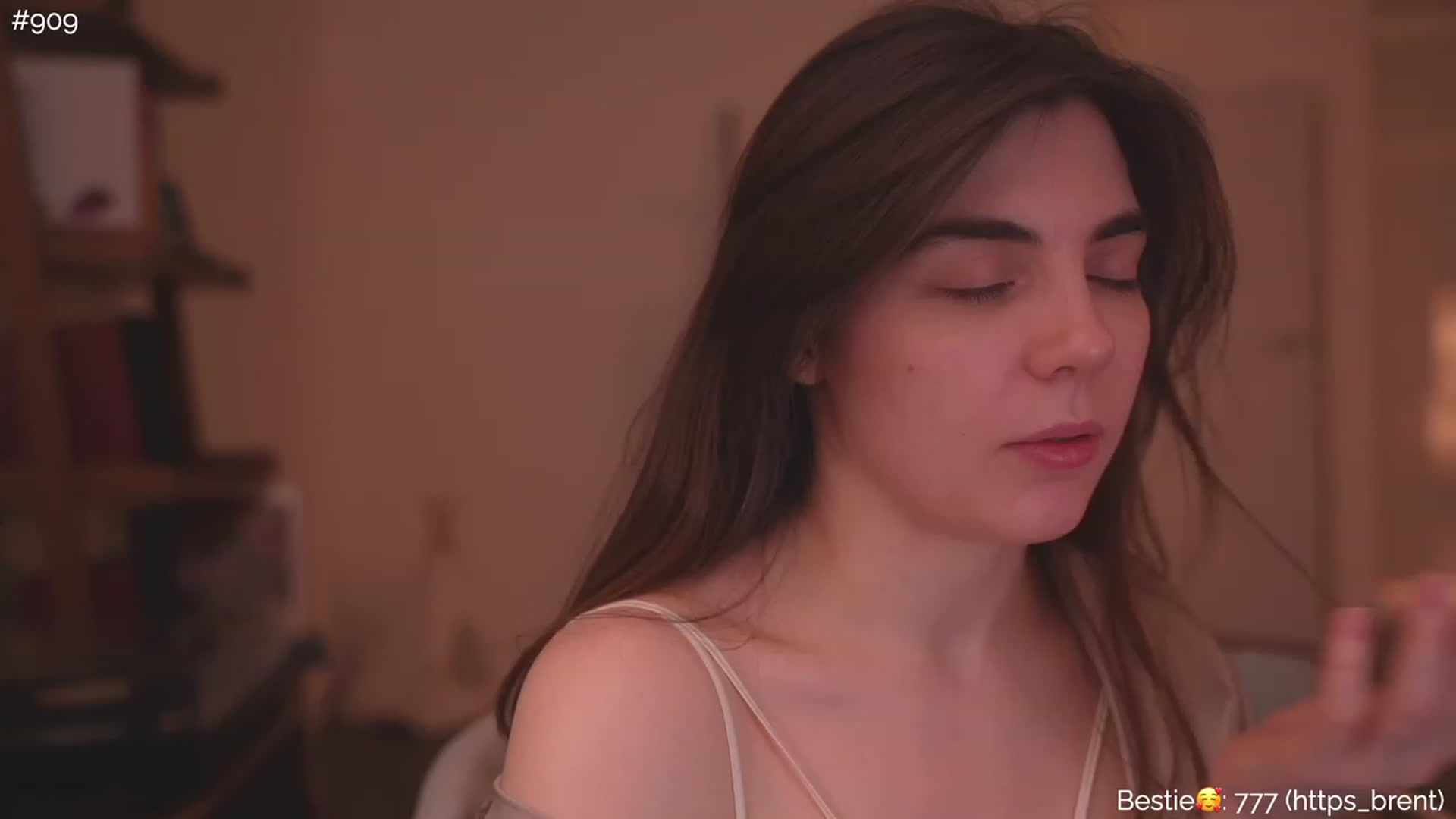 Gallery image thumbnail from https_sophie's myfreecams stream on, 03/21/2023, 01:14 image 17 of 20