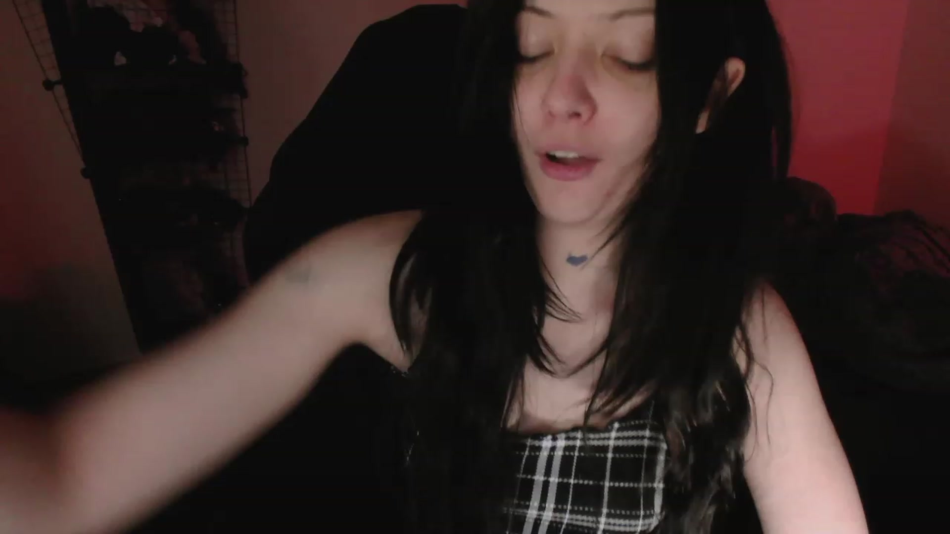Gallery image thumbnail from huGhghGhh's myfreecams stream on, 05/04/2023, 01:46 image 5 of 20