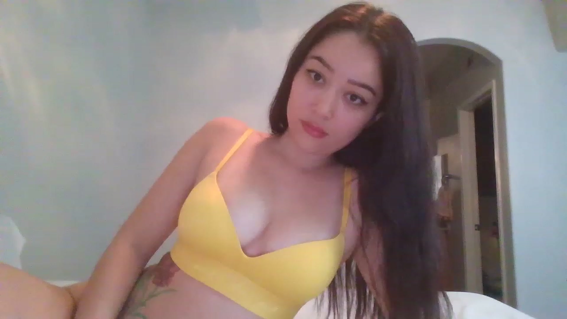 Gallery image thumbnail from hunniinut's myfreecams stream on, 12/04/2022, 04:21 image 2 of 20