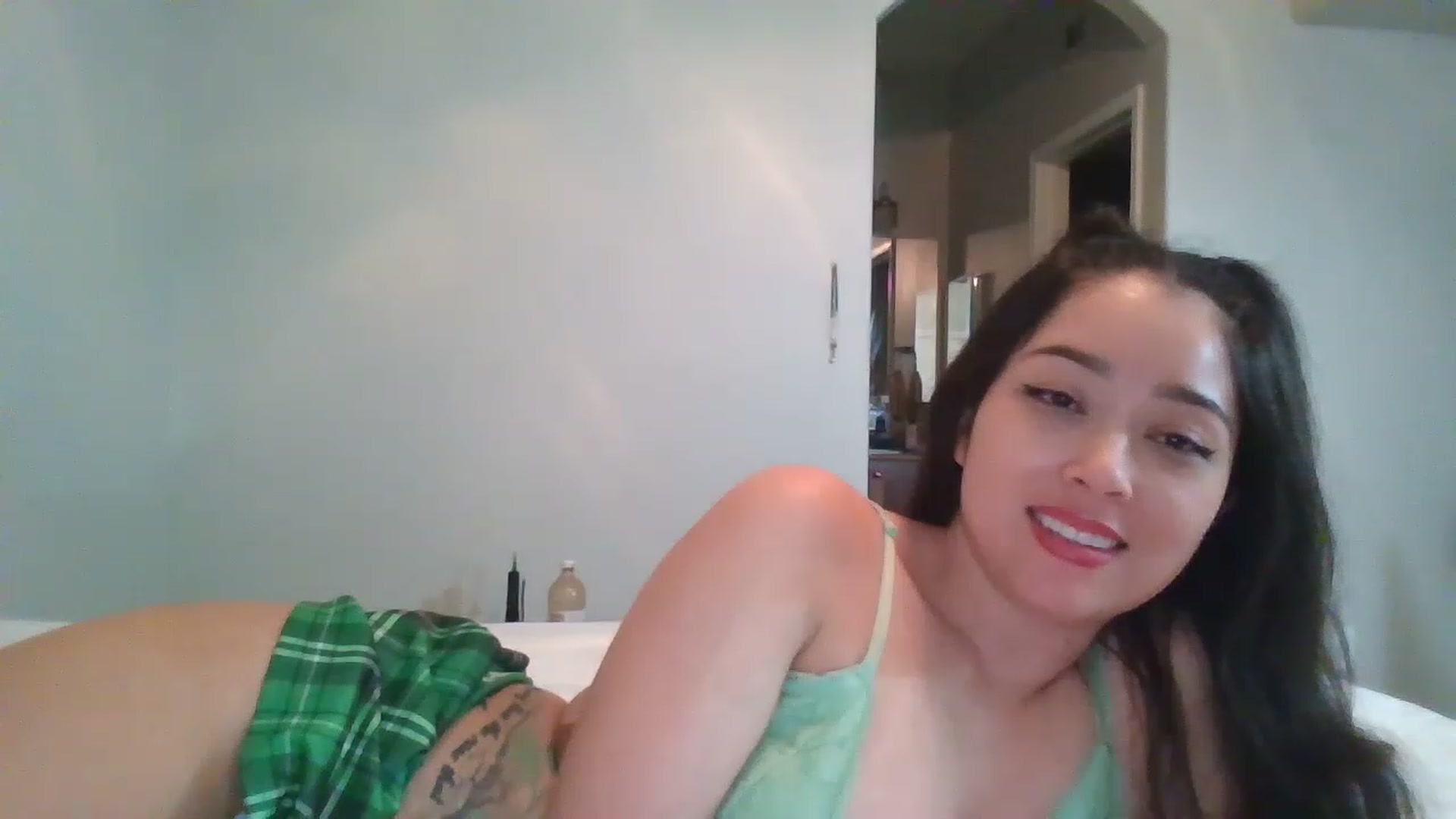 Gallery image thumbnail from hunniinut's myfreecams stream on, 01/04/2023, 07:09 image 12 of 20