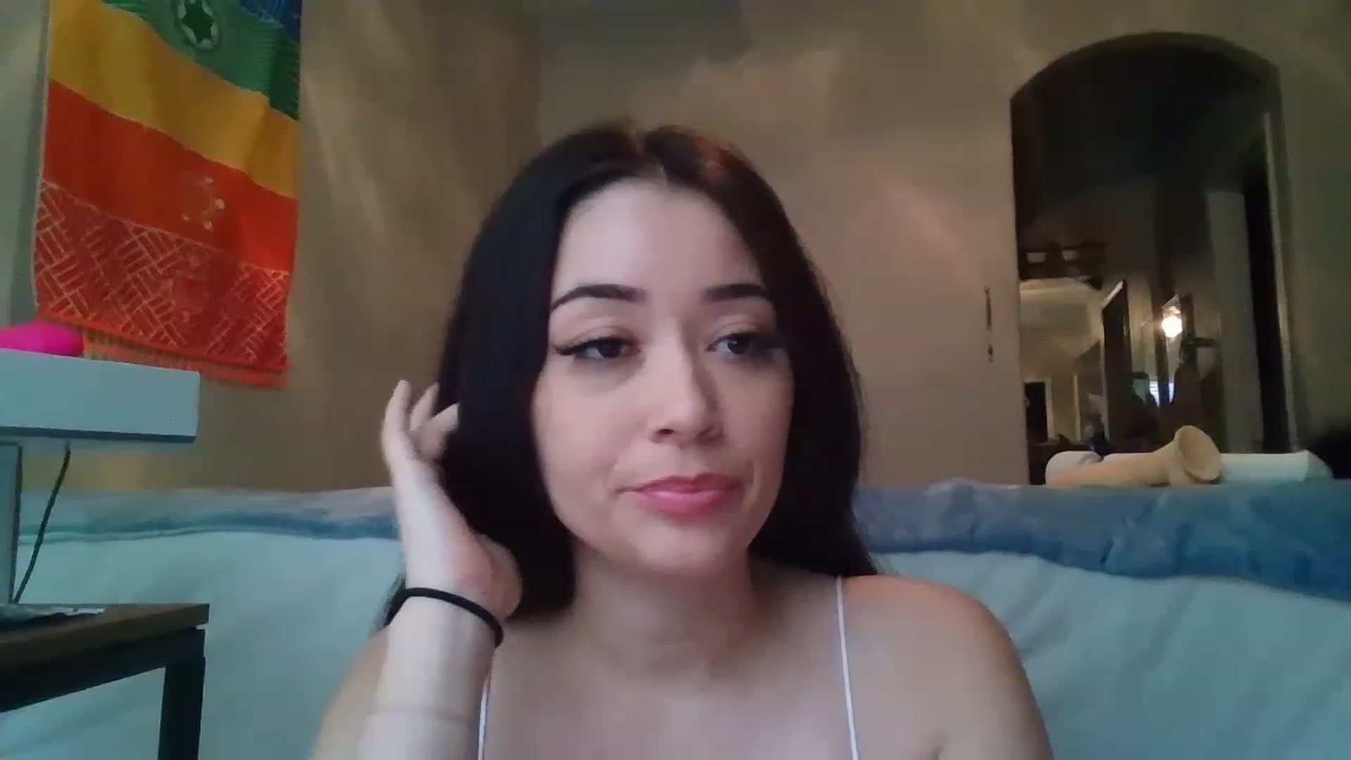 Gallery image thumbnail from hunniinut's myfreecams stream on, 02/28/2023, 20:44 image 10 of 20