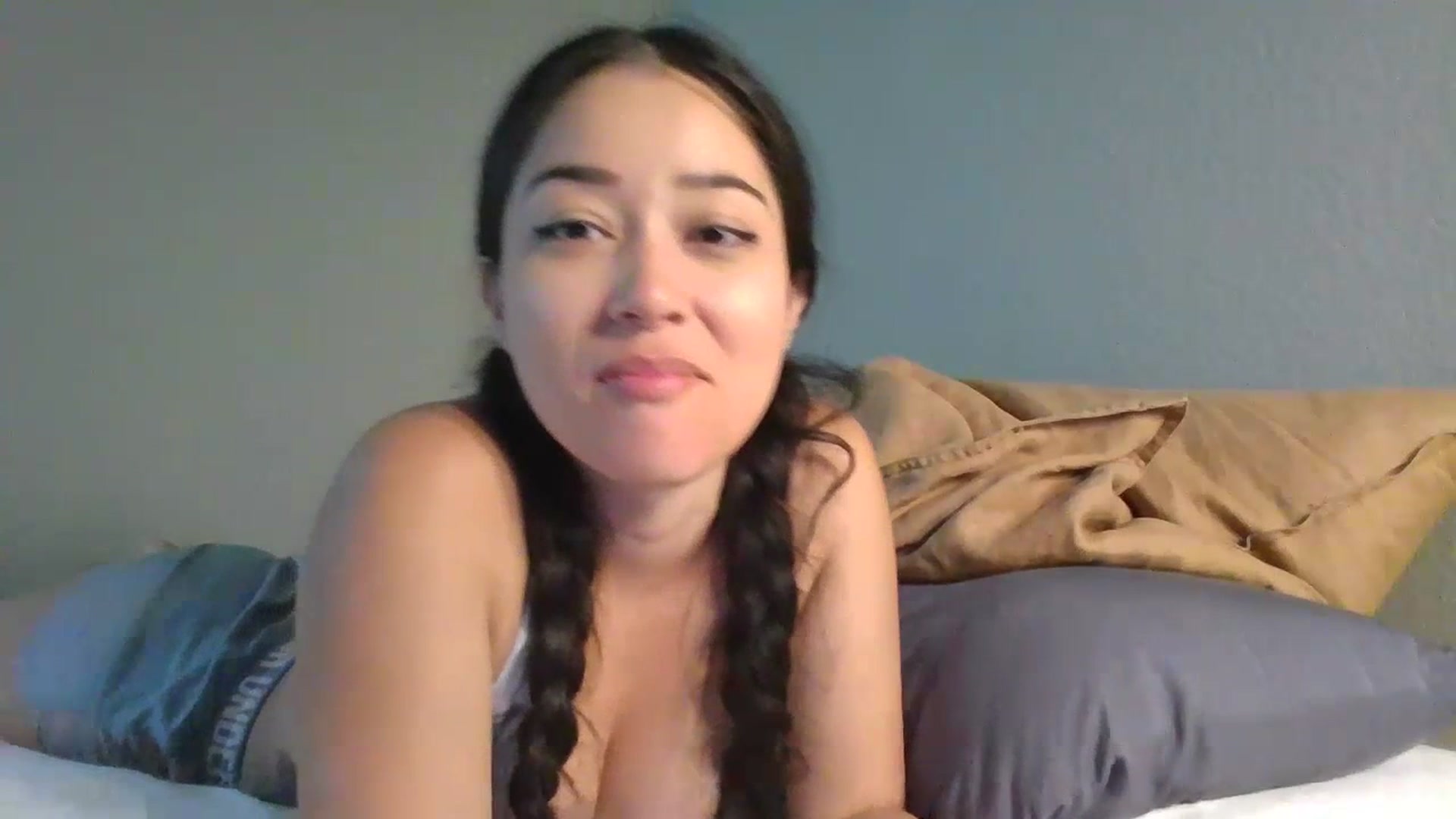 Gallery image thumbnail from hunniinut's myfreecams stream on, 07/04/2023, 06:15 image 19 of 20