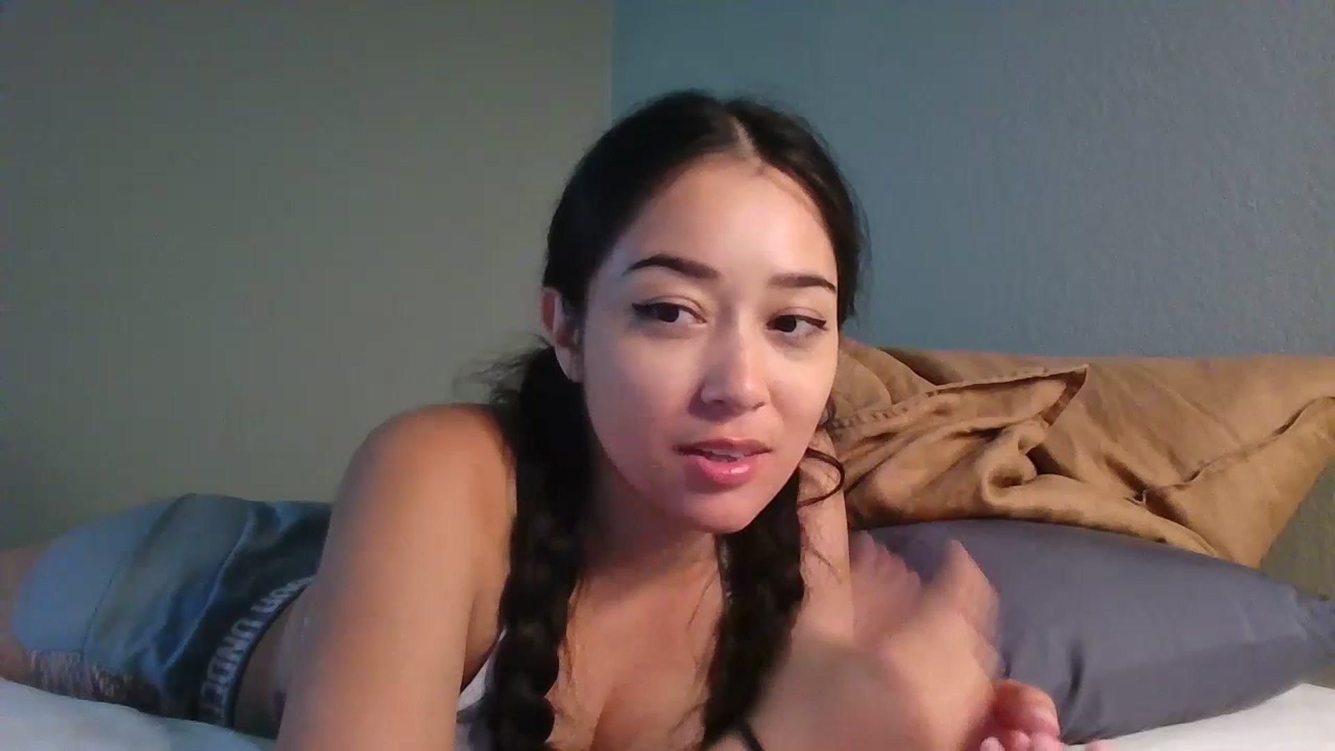 Gallery image thumbnail from hunniinut's myfreecams stream on, 07/04/2023, 06:15 image 18 of 20