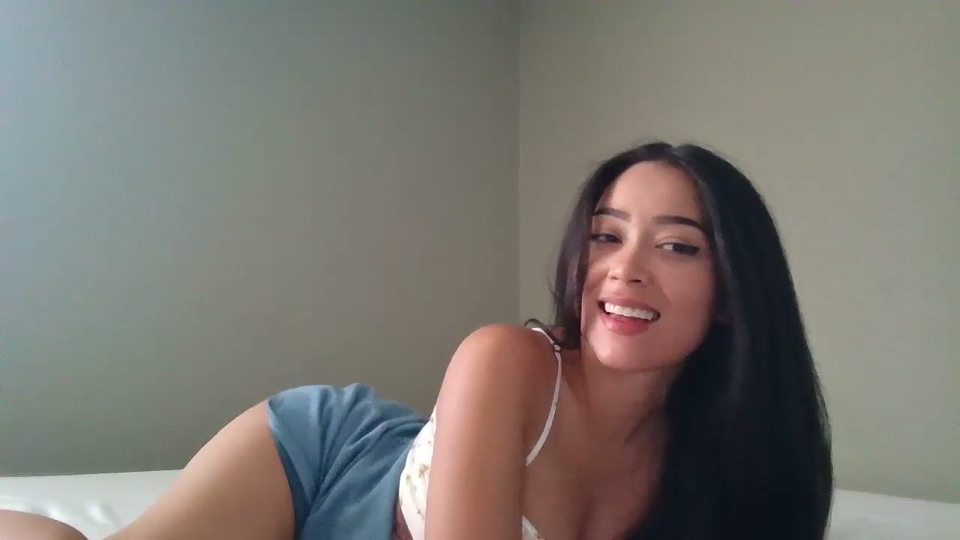 Gallery image thumbnail from hunniinut's myfreecams stream on, 07/22/2023, 24:13 image 19 of 20