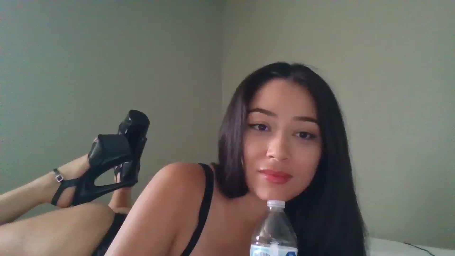 Gallery image thumbnail from hunniinut's myfreecams stream on, 07/26/2023, 01:40 image 14 of 20