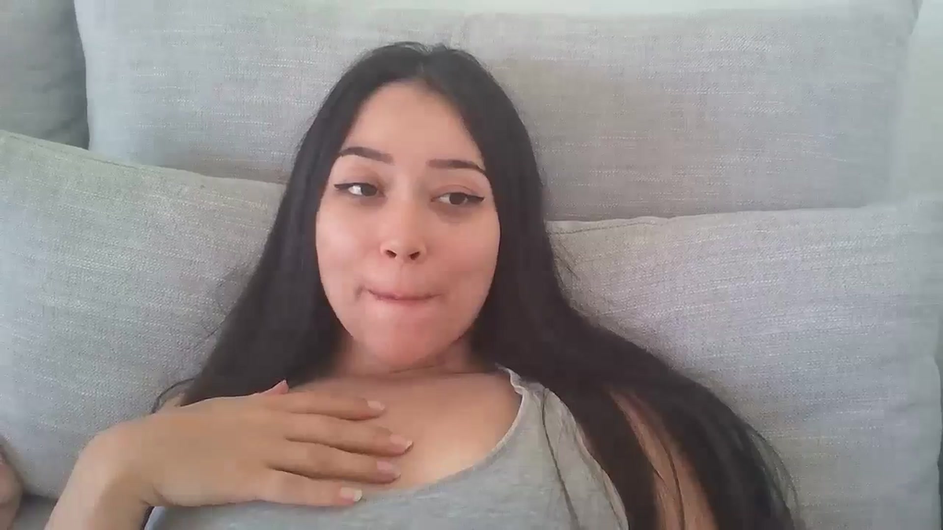 Gallery image thumbnail from hunniinut's myfreecams stream on, 06/19/2024, 23:13 image 17 of 20