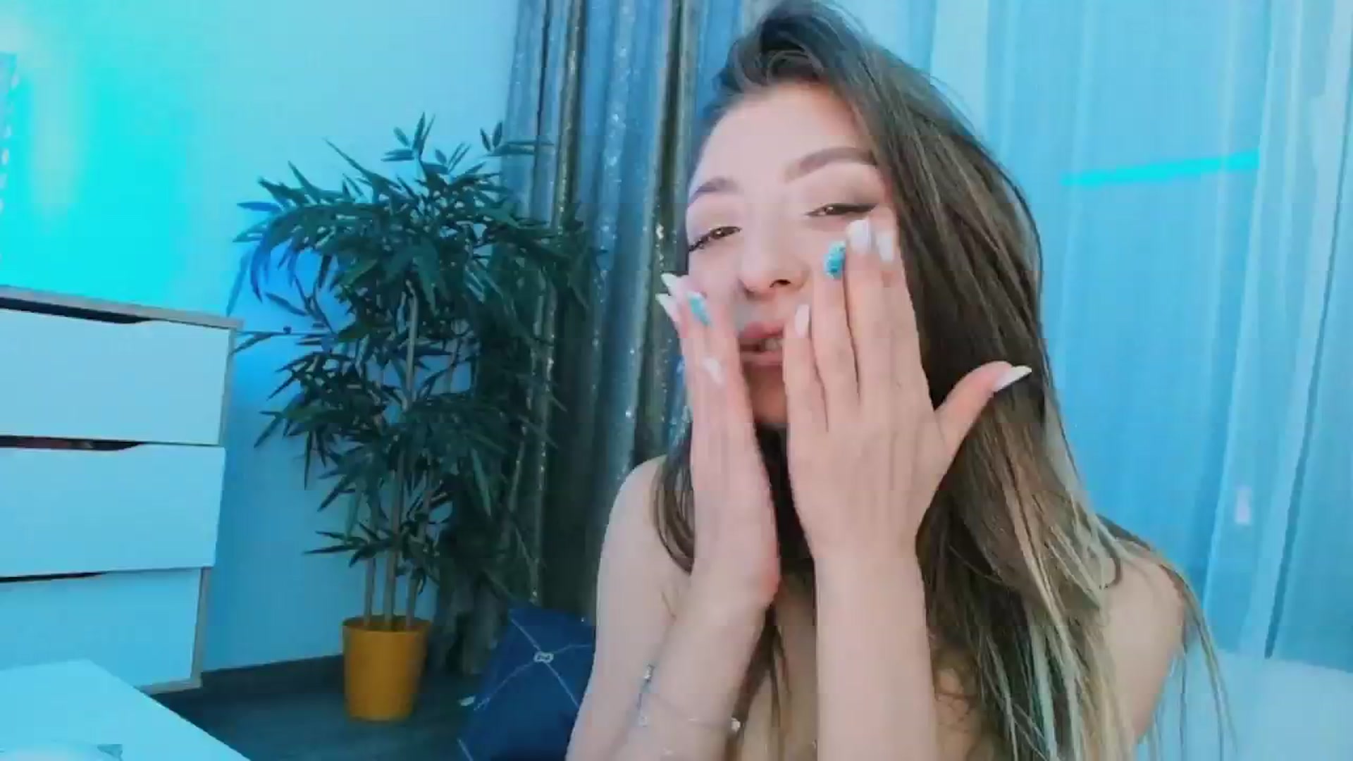 Gallery image thumbnail from hunny_bunny25's myfreecams stream on, 10/19/2024, 05:38 image 12 of 20