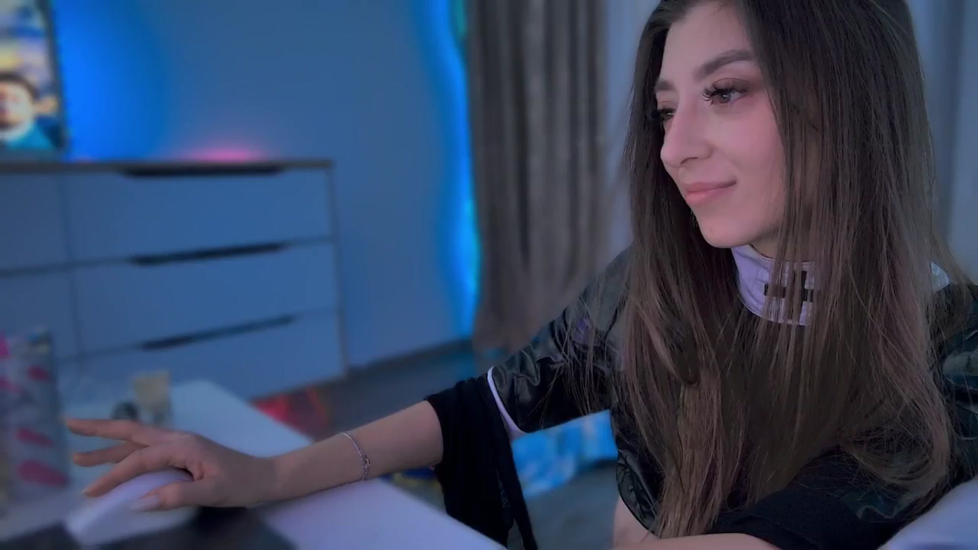Gallery image thumbnail from hunny_bunny25's myfreecams stream on, 10/18/2025, 05:35 image 4 of 20