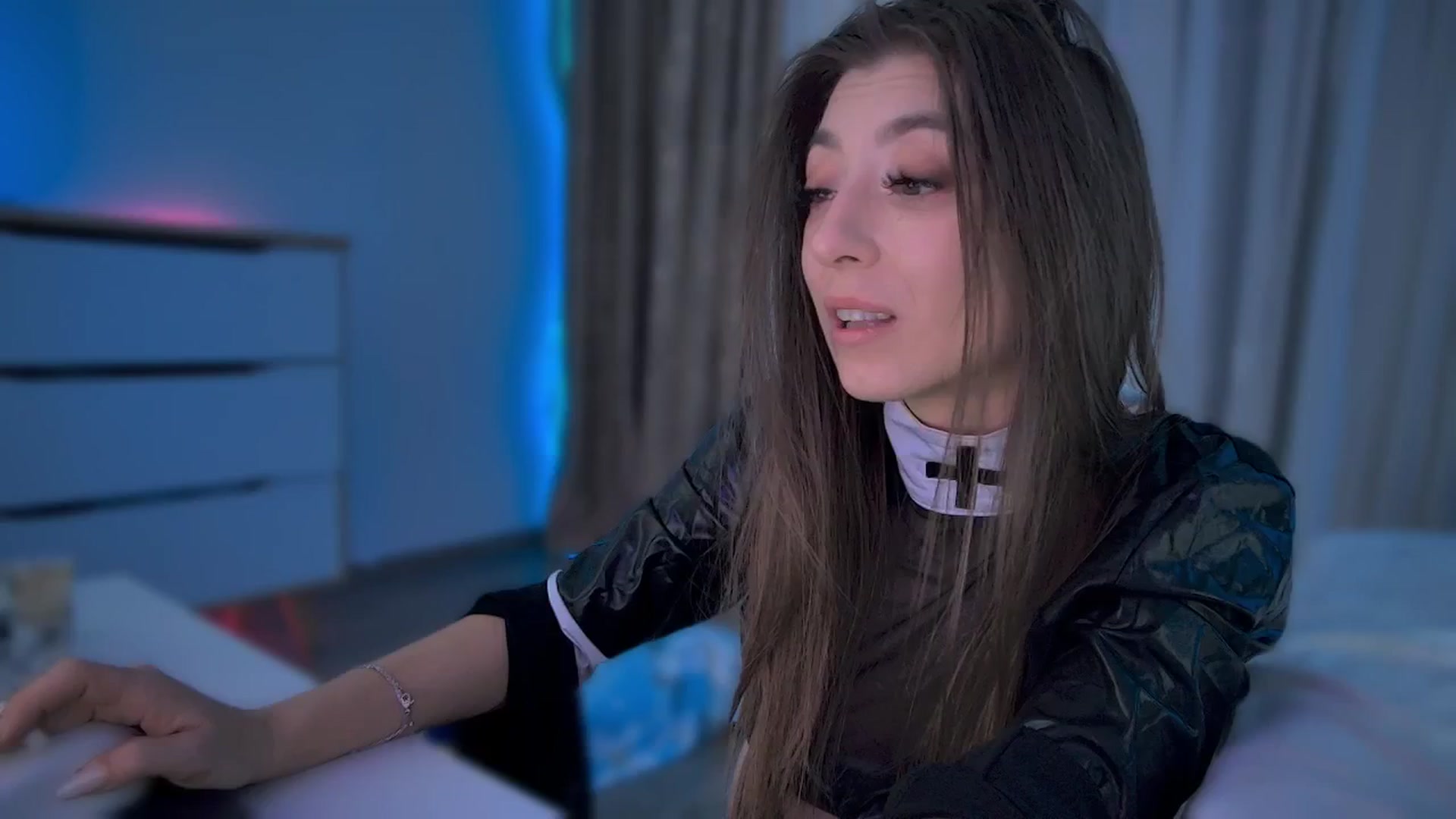 Gallery image thumbnail from hunny_bunny25's myfreecams stream on, 10/18/2025, 05:35 image 2 of 20