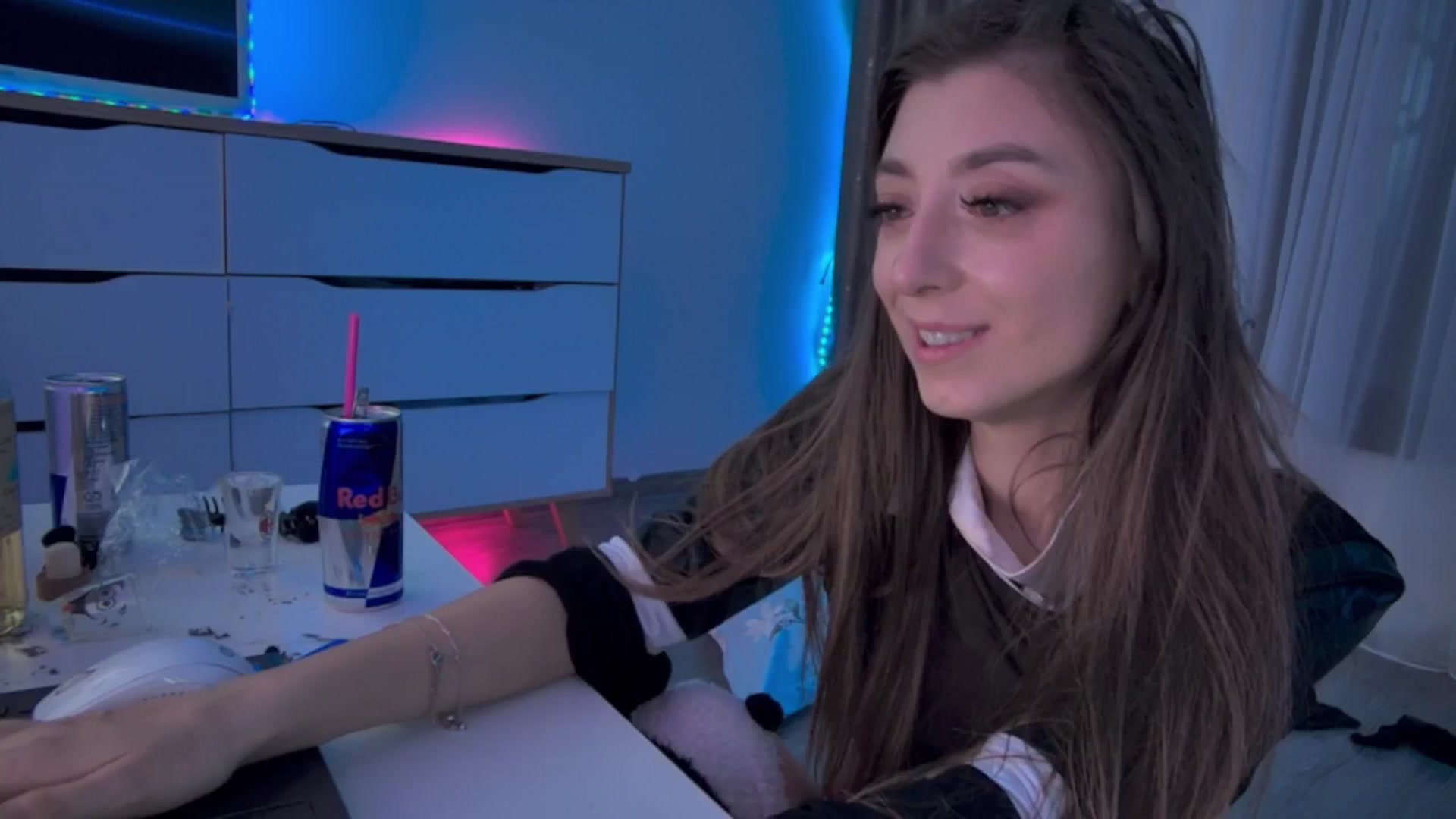 Gallery image thumbnail from hunny_bunny25's myfreecams stream on, 10/18/2025, 07:02 image 1 of 20