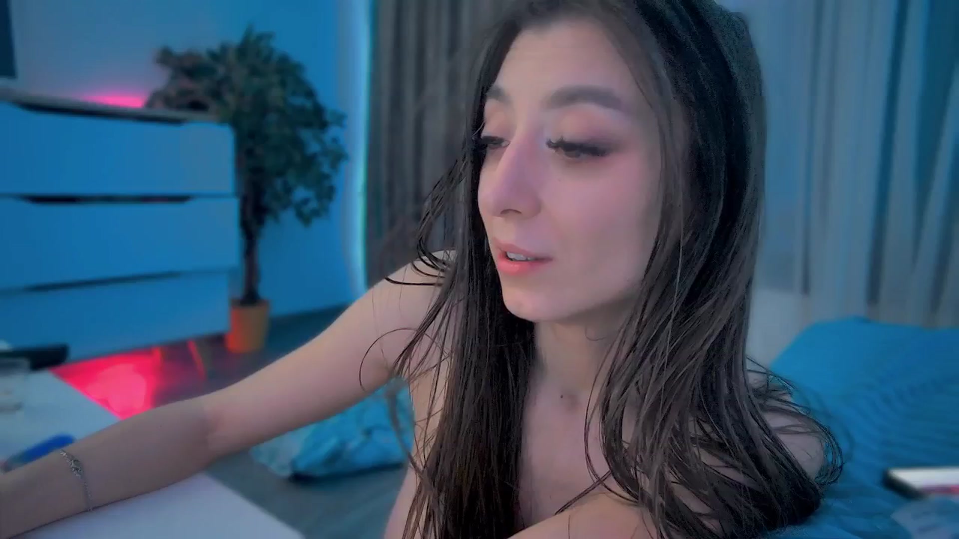 Gallery image thumbnail from hunny_bunny25's myfreecams stream on, 12/20/2025, 07:47 image 18 of 20