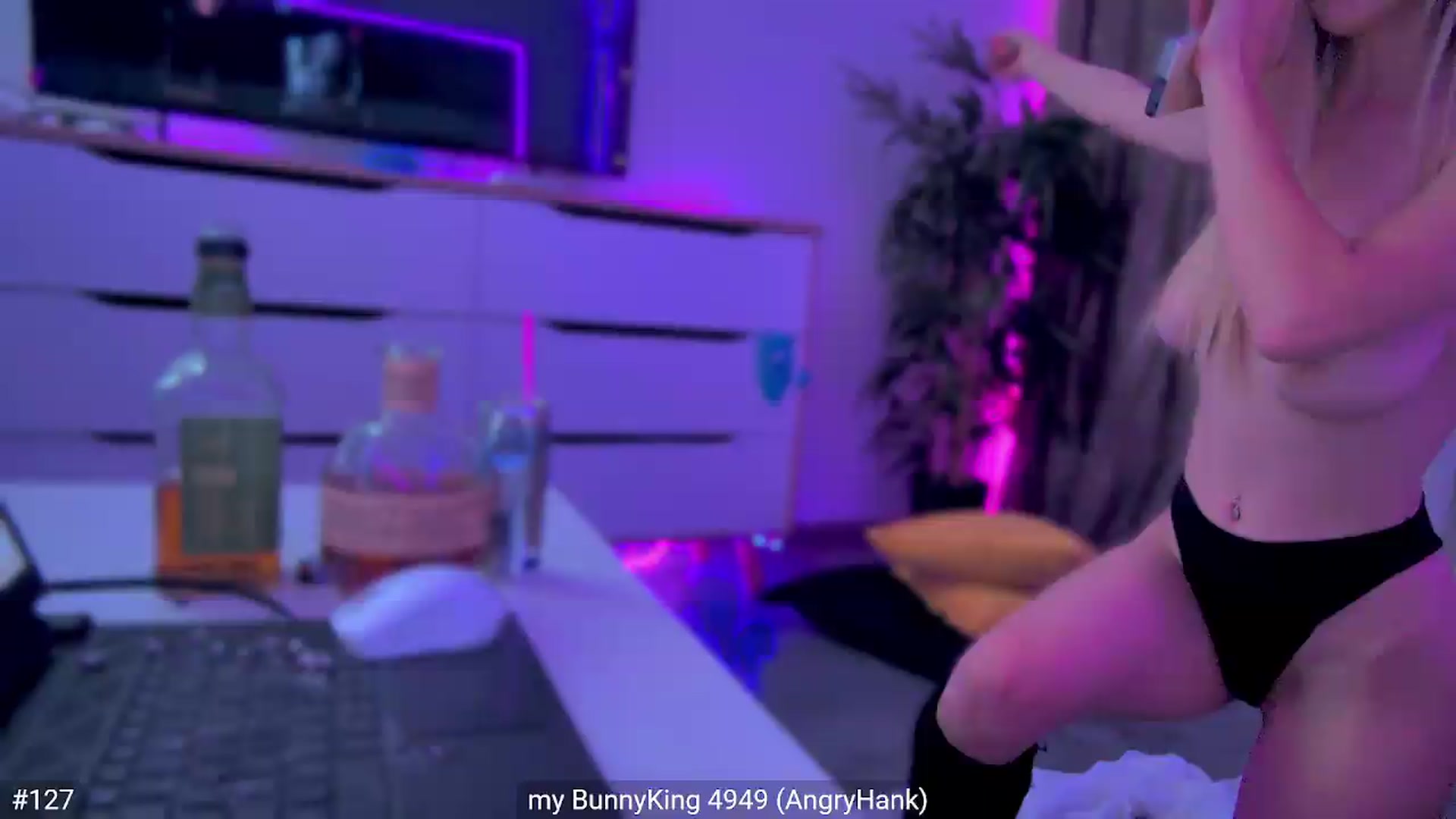 Gallery image thumbnail from hunny_bunny25's myfreecams stream on, 08/31/2026, 05:00 image 6 of 20