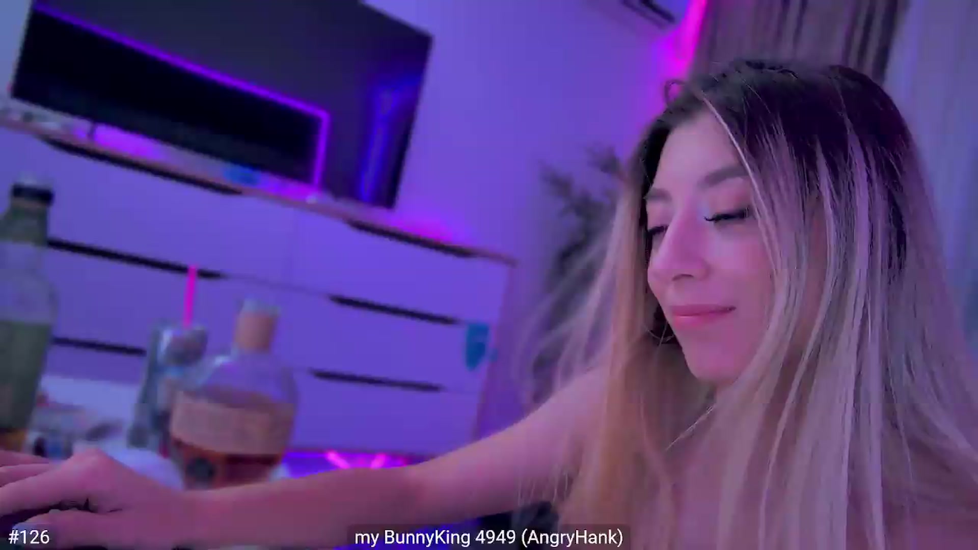 Gallery image thumbnail from hunny_bunny25's myfreecams stream on, 08/31/2026, 06:19 image 9 of 20
