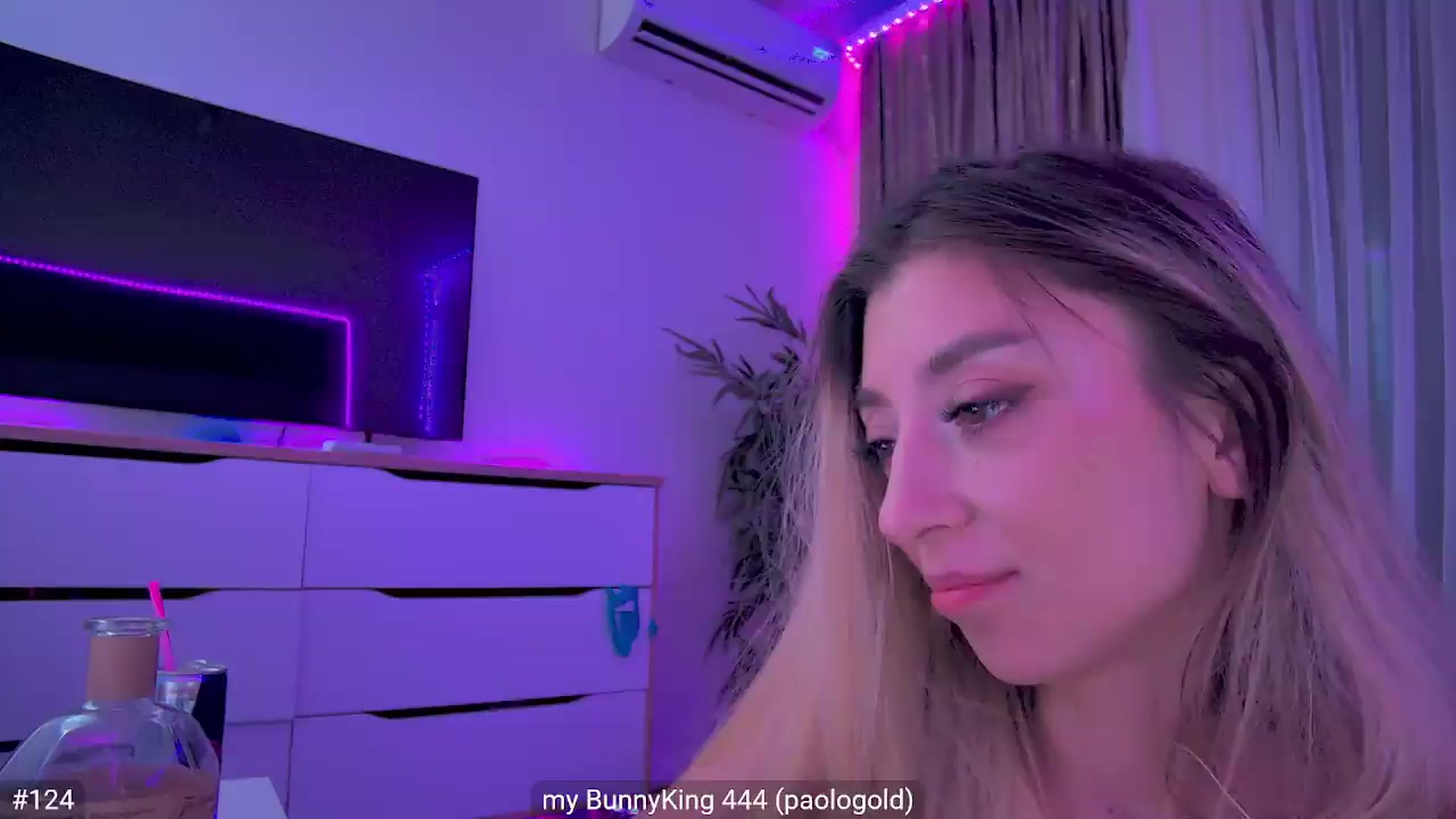 Gallery image thumbnail from hunny_bunny25's myfreecams stream on, 08/31/2026, 09:16 image 12 of 20
