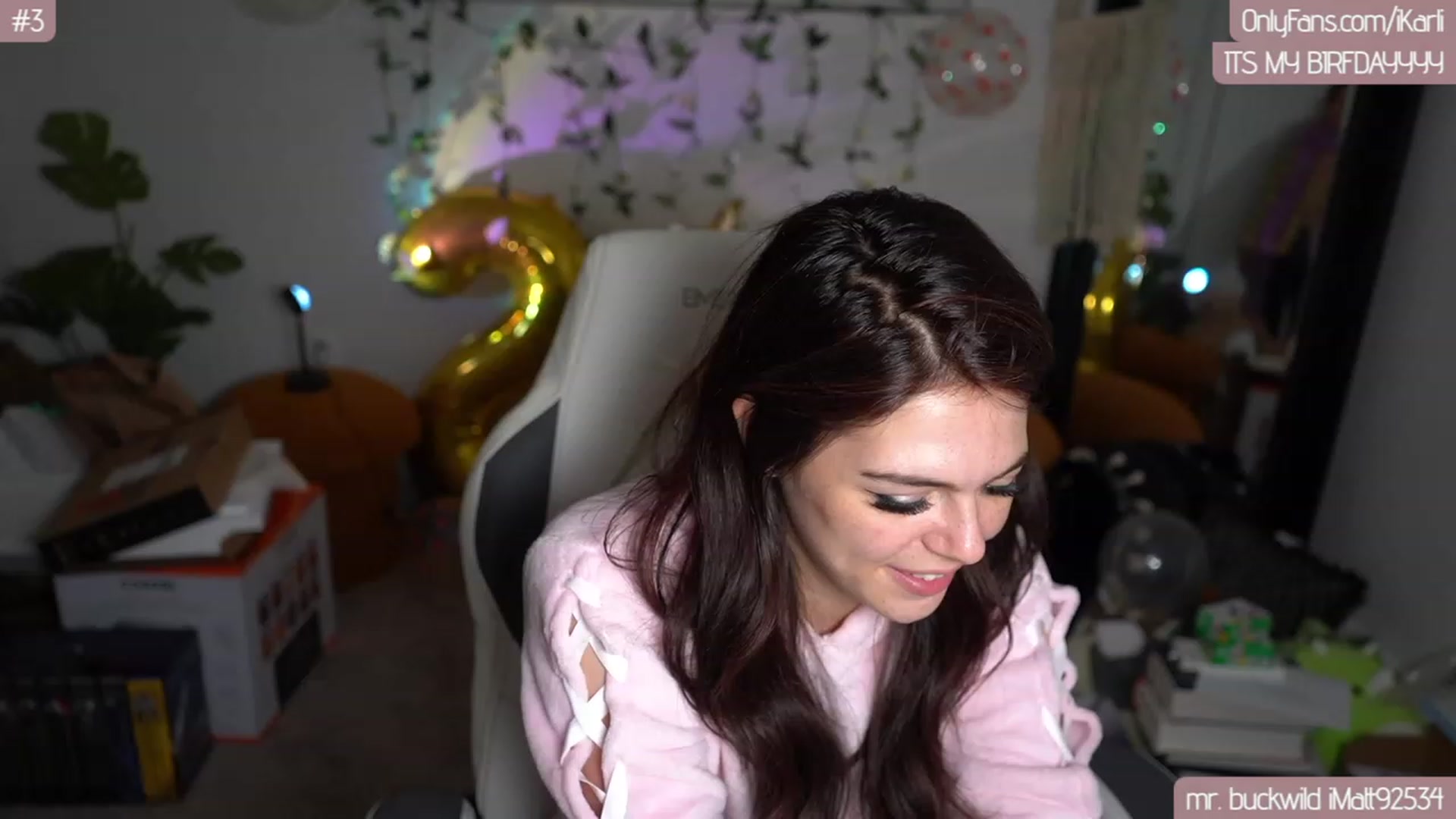 Gallery image thumbnail from iBirthdayGirl's myfreecams stream on, 08/18/2023, 10:54 image 17 of 20