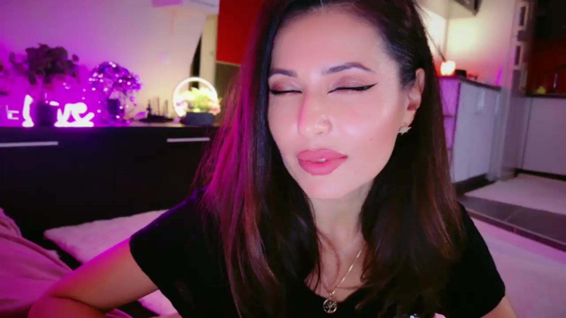 Gallery image thumbnail from iCrave4Sadism's myfreecams stream on, 02/21/2026, 03:34 image 6 of 20